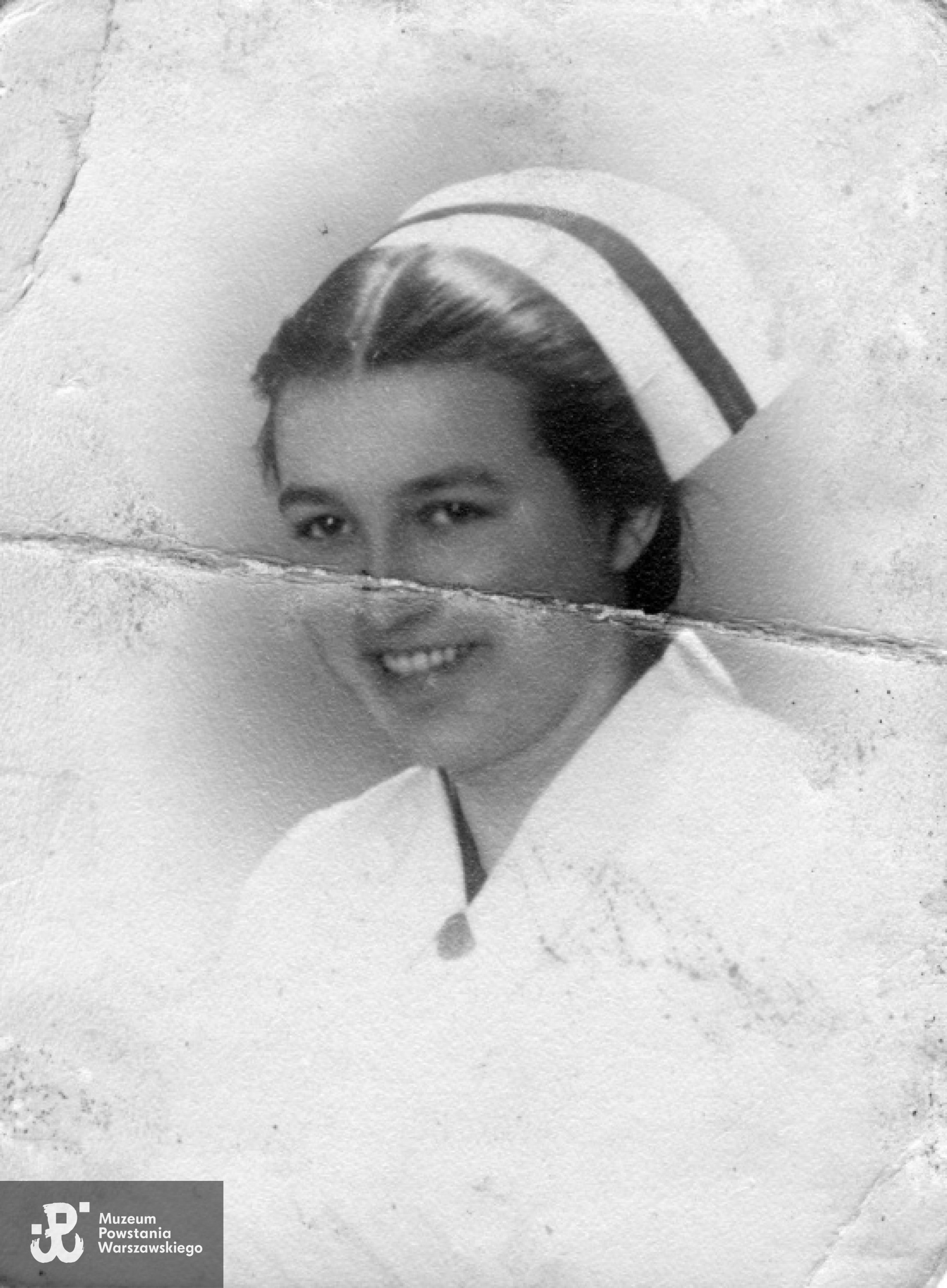 Wanda Zaborowska po uzyskaniu dyplomu w  Szkole Pielęgniarskiej na ul. Koszykowej - zdjęcie z okresu okupacji. Fot. z archiwum rodzinnego, udostępniła p. Hanna Zaremba