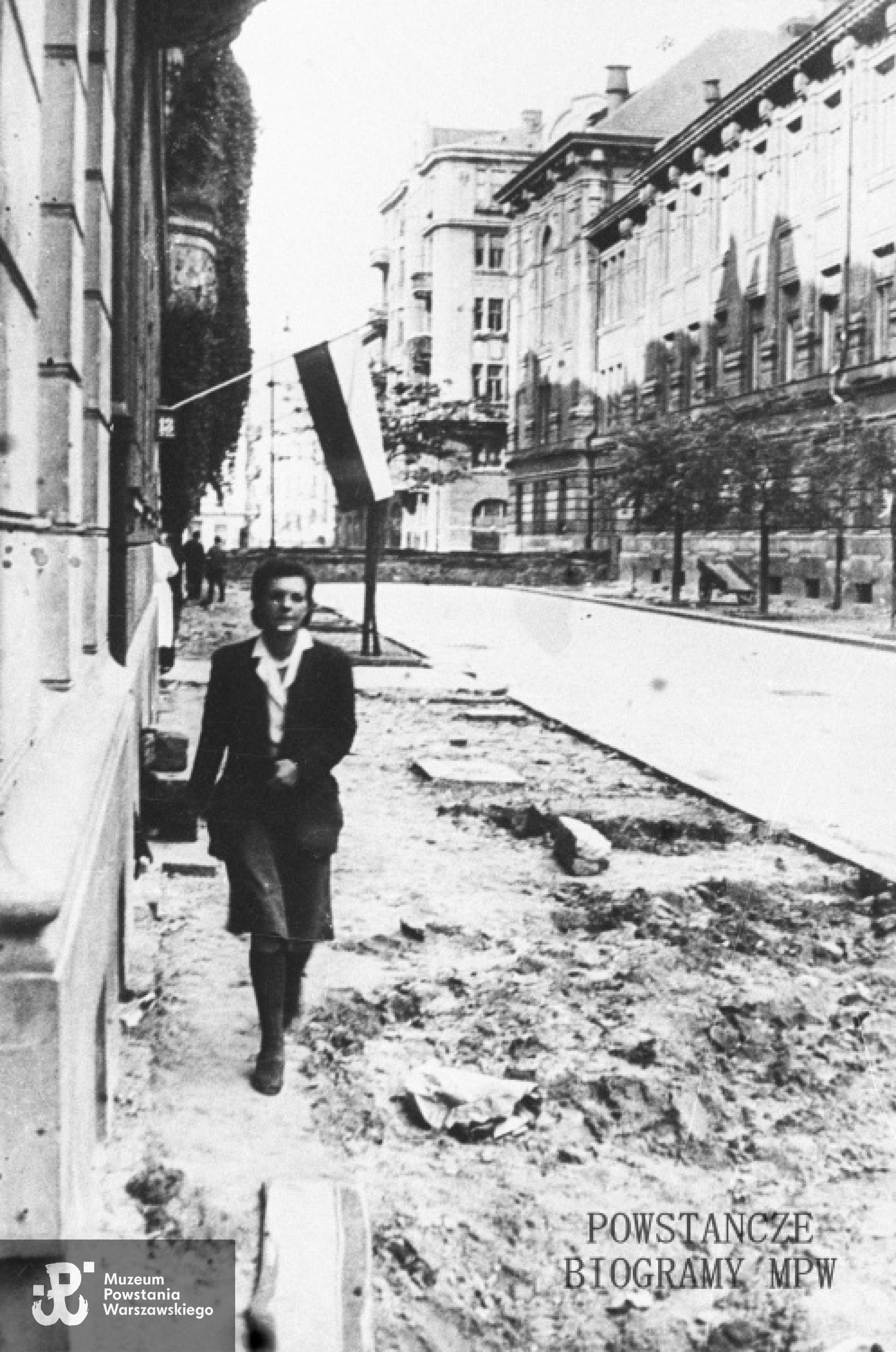 Fotografia  z okresu Powstania Warszawskiego autorstwa Tadeusza Bonclera: ulica Lwowska w kierunku północnym. W tle widoczna barykada. Idzie żona autora zdjęć, Irena Boncler. Ze zbiorów Muzeum Powstania Warszawskiego, sygn.MPW-IN/4379