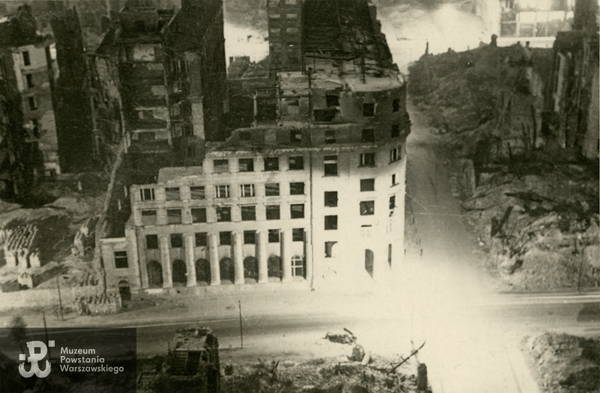 Dokumentacja zniszczeń i odbudowy Warszawy - ul. Świętokrzyska, 1948 rok.  Źródło: Archiwum Tadeusza Rolke.