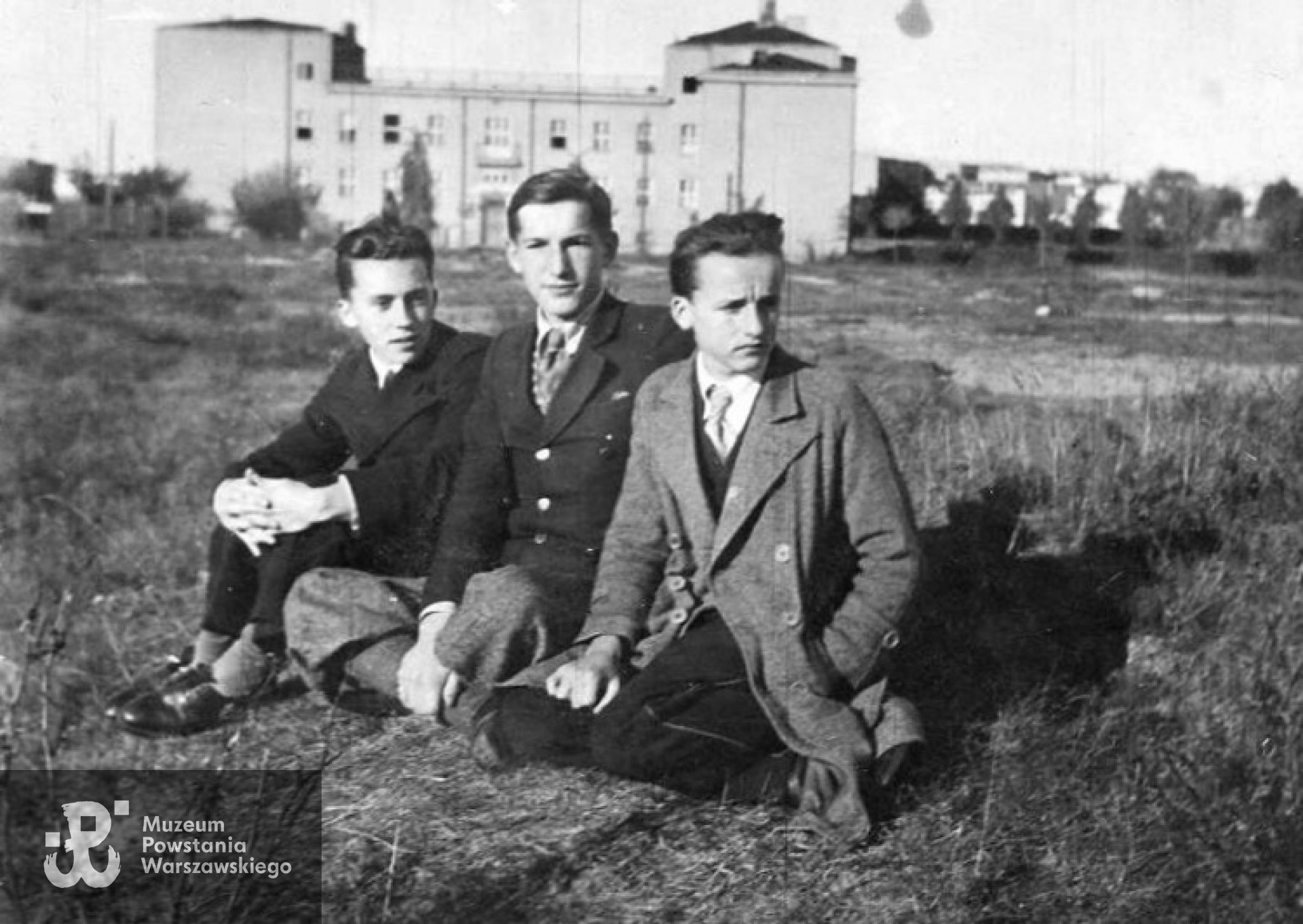 Jerzy Cieślak  (siedzi pośrodku) w kolegami Eugeniuszem Josephim ( na zdjęciu po lewej) i Janem Josephim ( po prawej).  W tle budynek zakładu wychowawczego "Nasz Dom" Maryny Falskiej na Bielanach. Fot. archiwum rodzinne.