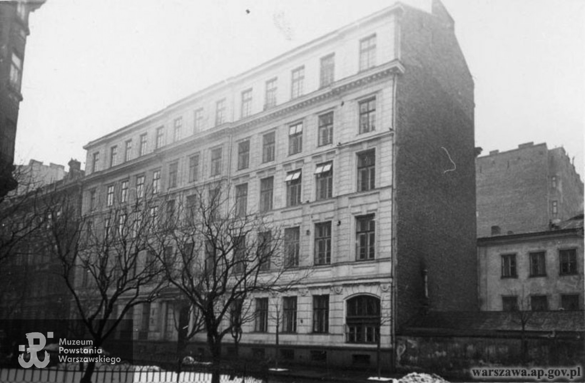 Gimnazjum męskie p.w. św. Wojciecha w Warszawie, ul. Górskiego 2. Po zajęciu budynku przez powstańców w nocy z 1 na 2 sierpnia 1944 umieszczono w nim m.in. punkt opatrunkowy. Budynek uległ zniszczeniu od bomb we wrześniu 1944 r. Ruiny pogrzebały wielu żołnierzy AK i cywilów ukrywających się w schronie w piwnicy szkoły. Rozebrany po 1945 roku. Fot. www.warszawa1939.pl / źródło: Referat Gabarytów 
