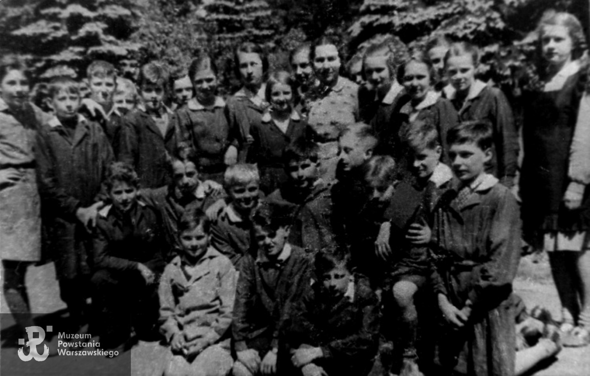 Klasa Szkoły Rodziny Wojskowej - 1939. Na zdjęciu Jurek Kondratowicz klęczy czwarty od prawej (tuż przy pani nauczycielce).