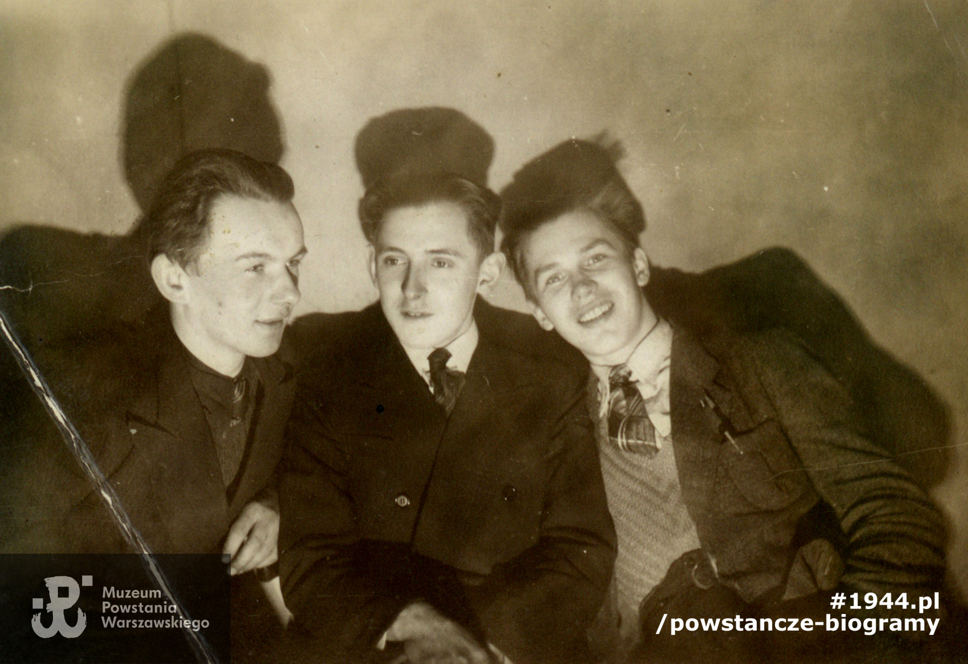 Franciszek ( pierwszy z prawej) z kolegami. Zdjęcie z okresu okupacji. Fot. ze zbiorów Muzeum Powstania Warszawskiego, sygn. P/7895