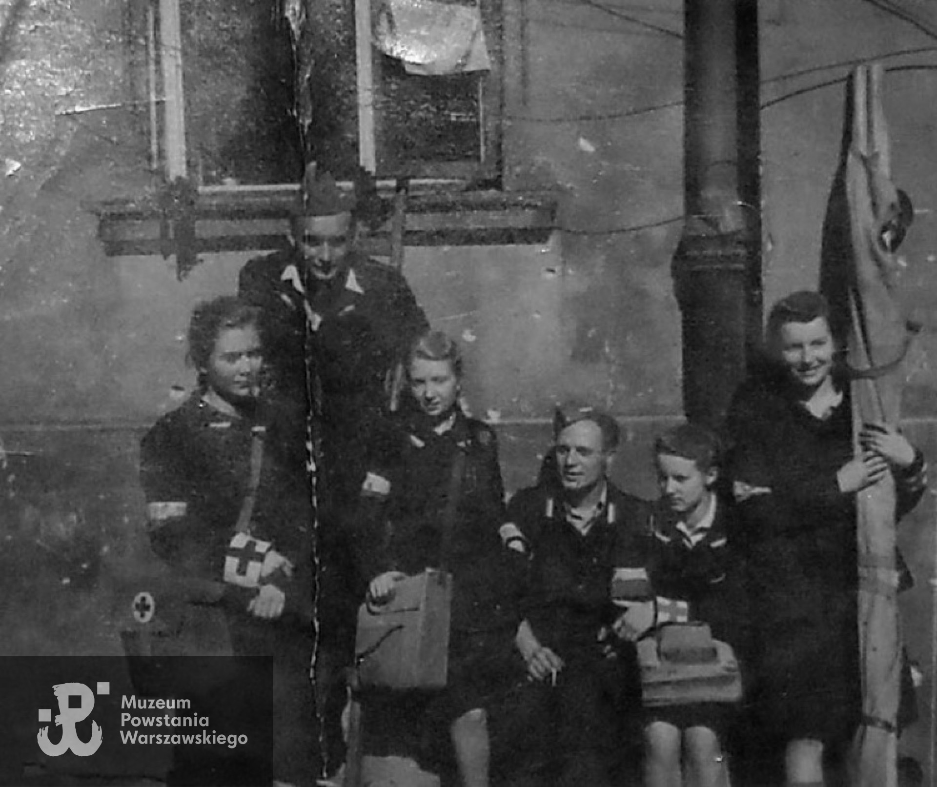 Powstanie Warszawskie, sanitariuszki zgrupowania "Gurt", "Inka" stoi pierwsza z lewej.