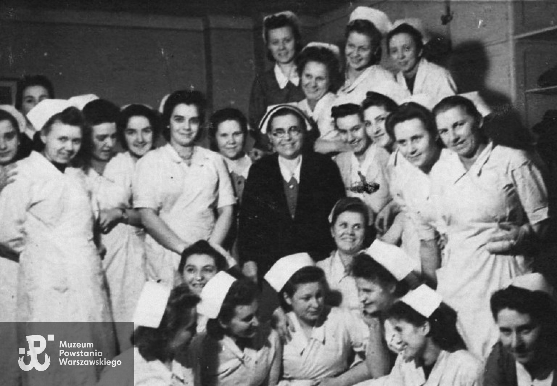 Czepkowanie 1942 r. - Wanda Lankajtes stojąca wśród  uczennic. Z archiwum WMMP <i>[wmpp.org.pl]</i>