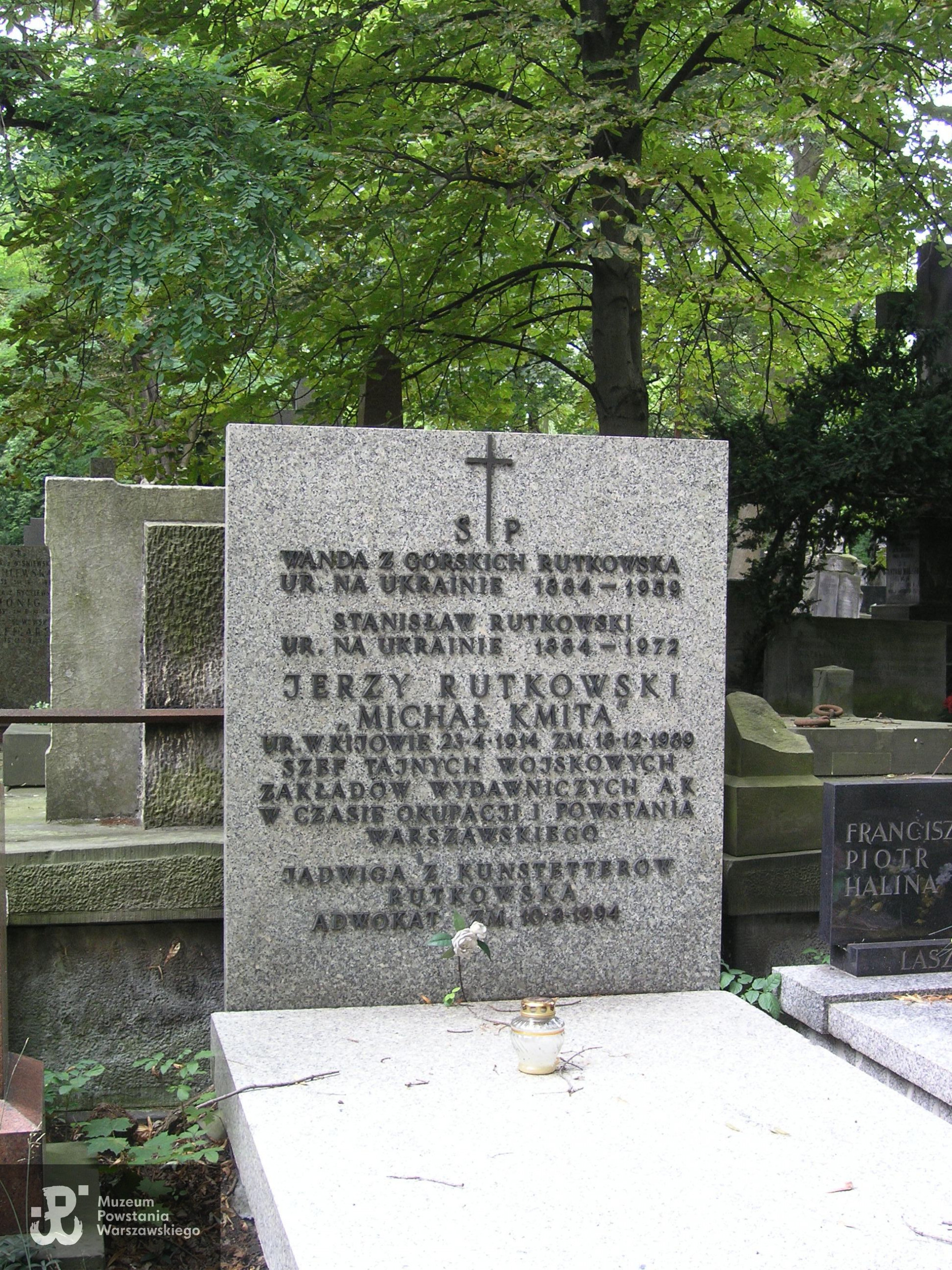 Grób Jerzego Rutkowskiego na cmentarzu Powązkowskim w Warszawie. Źródło: Wikipedia,  licencjaCC BY-SA 3.0, autor zdjęcia: Mateusz Opasiński.