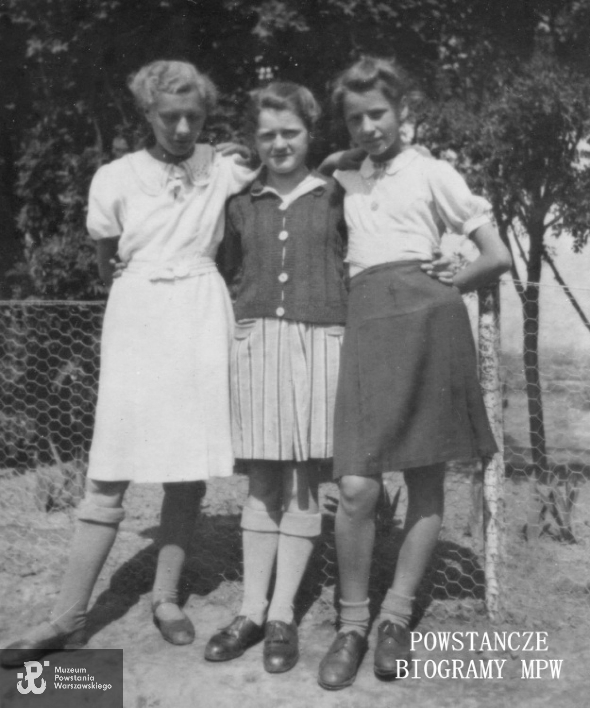 Stefania Adamczyk (na zdjęciu w środku) z koleżankami ze szkoły. Fot. archiwum rodzinne