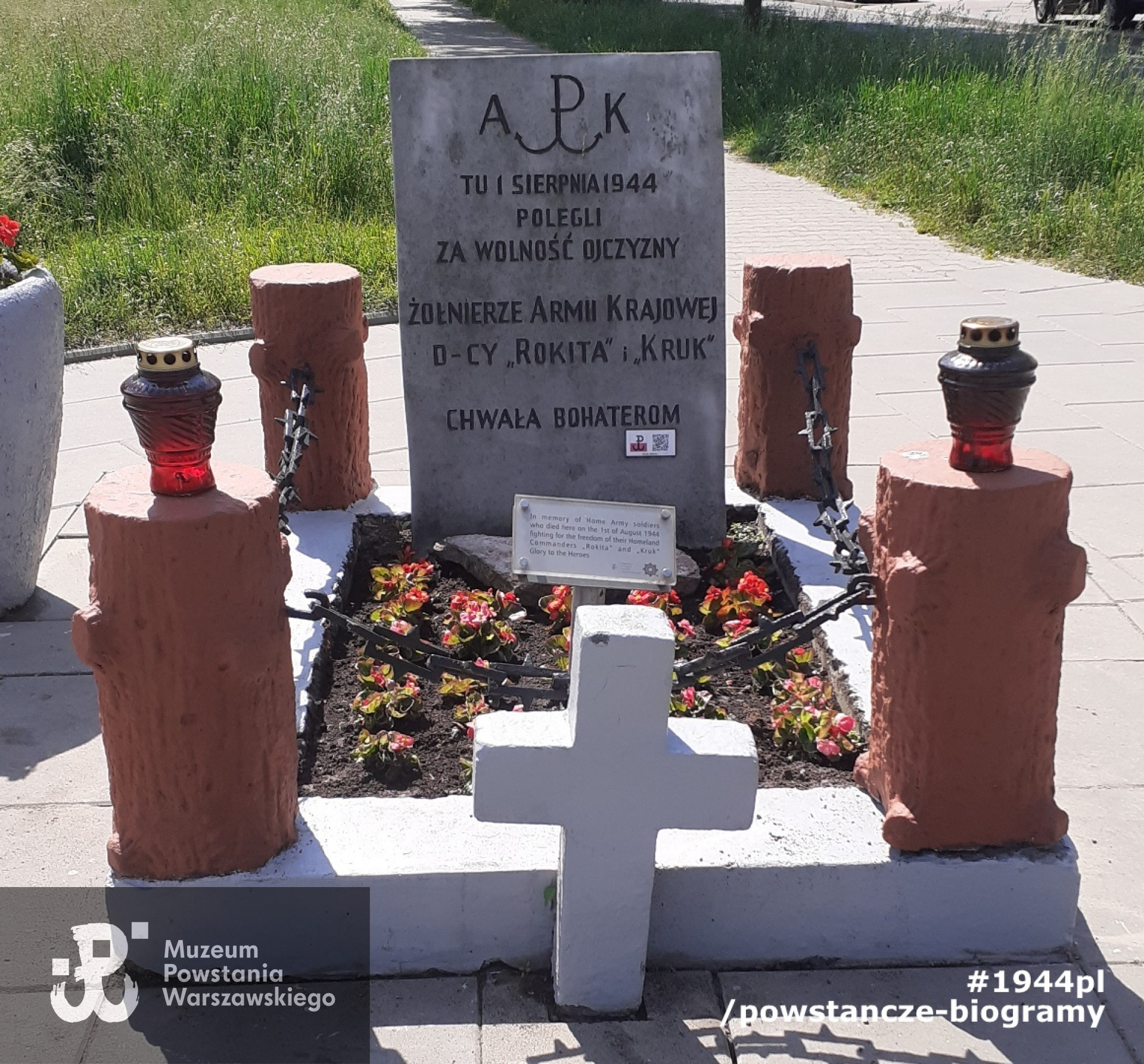 Pomnik na rogu ul. Oszmiańskiej i św. Wincentego upamiętniający powstańców szturmujących koszary 36 pp Legii Akademickiej przy ul. 11 Listopada, w tym dowódców: por. Apoloniusza Dobrzyńskiego „Kruk” oraz por. Czesława Miazka „Rokita”. Fot. udostępnił p.  Leszek Jaworski.