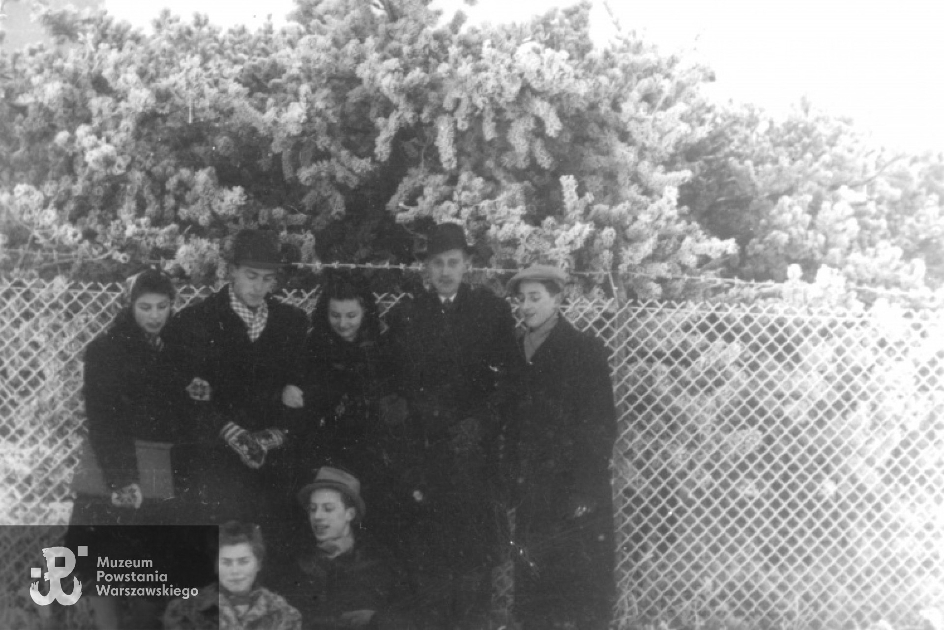 Zima 1943/44. Warszawa. Grupa znajomych podczas zimowego spaceru. Od lewej stoją: Anna Kanicka, Olgierd Budrewicz, Hanna Kamler, Kazimierz Skrobik, Wiktor Natanson, u dołu siedzą: Alicja Natanson i Mieczysław Skrobik. Archiwum fotograficzne Olgierda Budrewicza, ze zbiorów Fototeki MPW