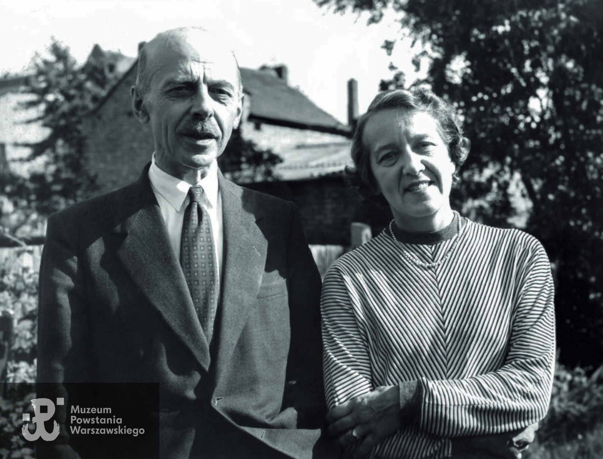 Irena i Tadeusz Komorowscy przed swoim domem w Londynie, 1958 r. Fot. domena publiczna