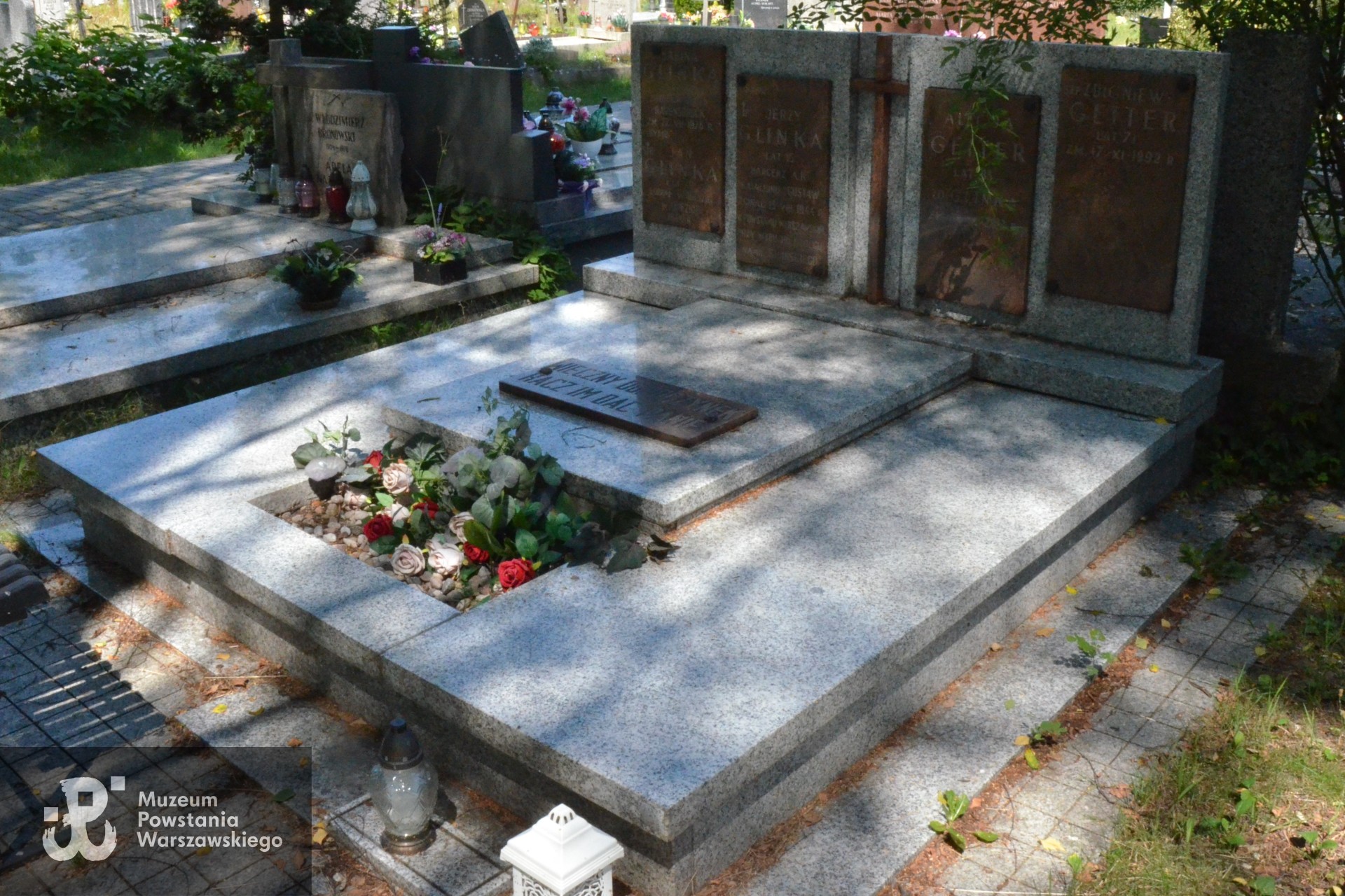 Cmentarz  Komunalny Północy (Wólka Węglowa), kwatera   E-VI-7, rząd  10, grób  3/4 - miejsce pochowania matki Jerzego, Sabiny Glinki (1904-1976) i  miejsce symbolicznego upamiętnienia Jana (ojca) o i Jerzego. Fot. Baza grobów.