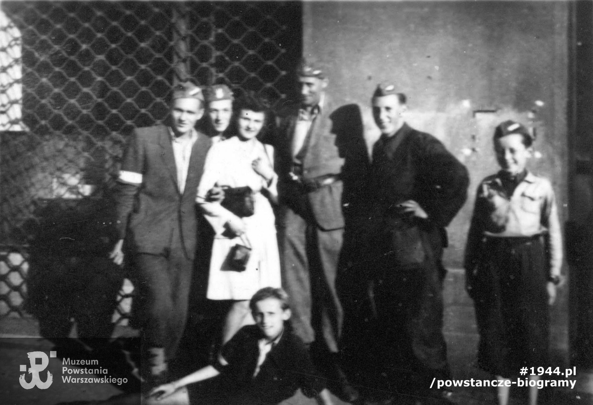 Tożsame ujęcie ze zbiorów Muzeum Powstania Warszawskiego, sygn. MPW-IP/4114  oraz MPW-IH/2975