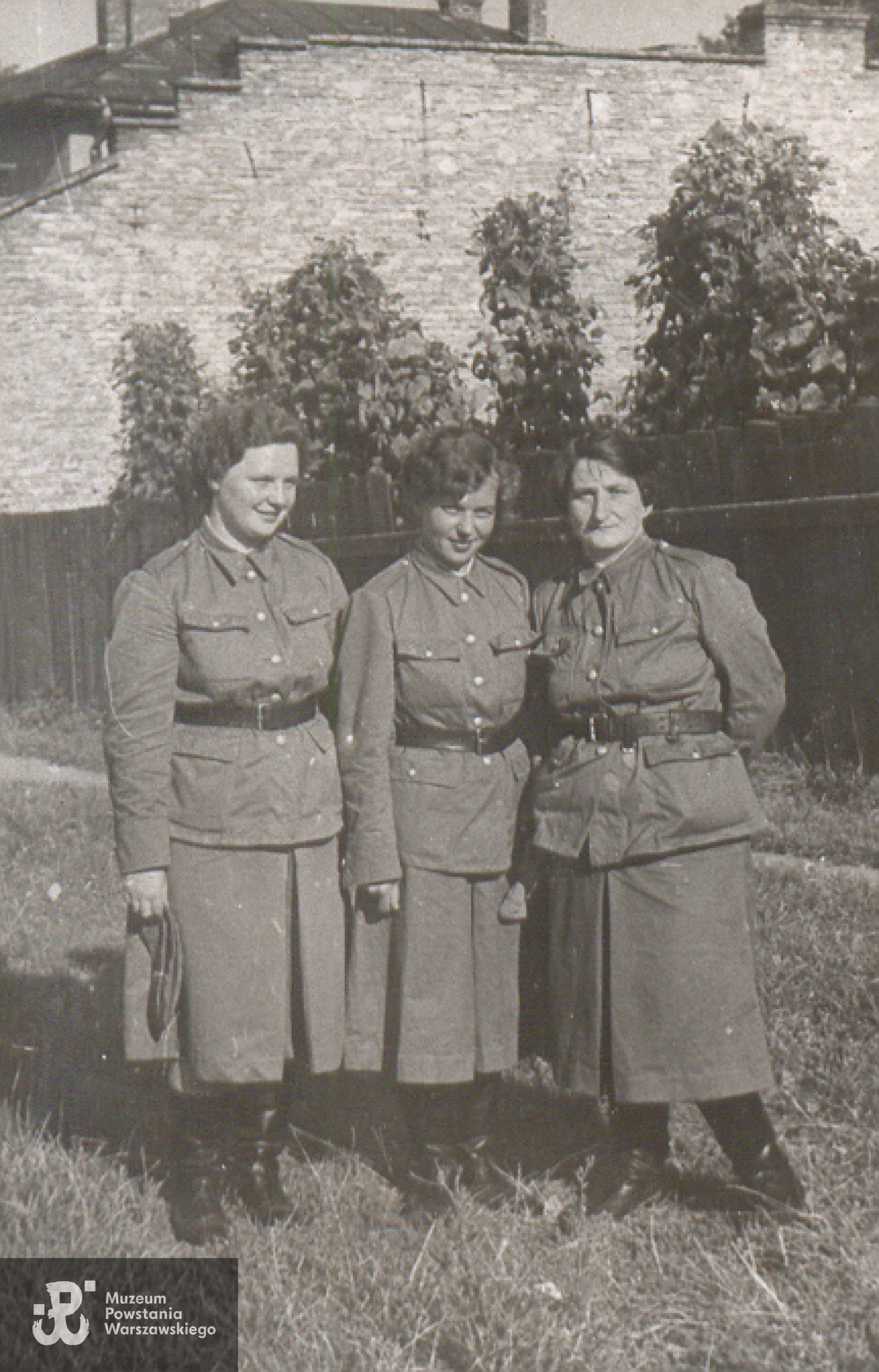 Szkolenie wojskowe absolwentek Akademii Medycznej. Ewa Nowosielecka stoi po prawej