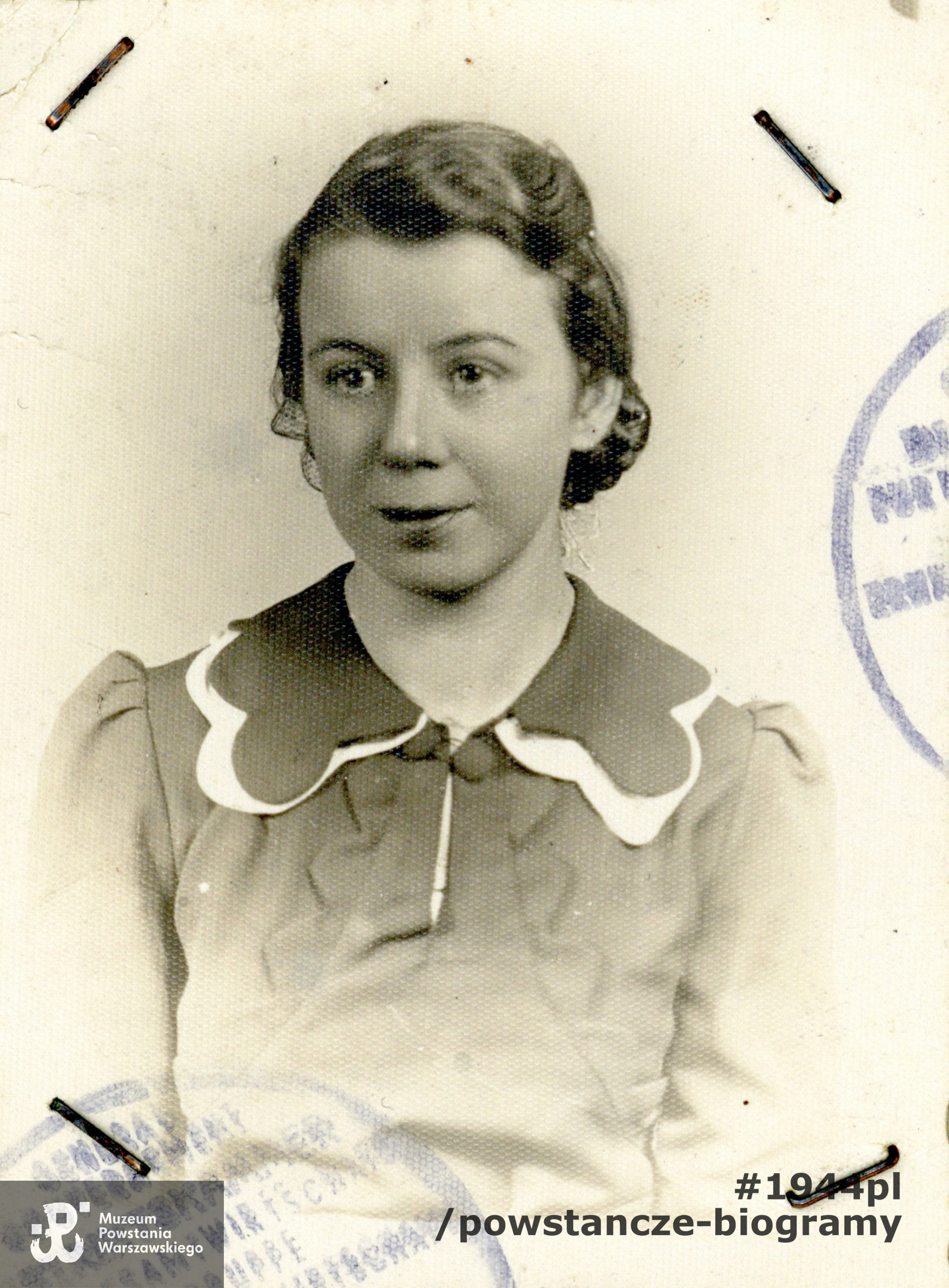 Stanisława Płońska „Bożena” (1926-2019). Fotografia legitymacyjna z dokumentów z okresu okupacji niemieckiej. Zbiory Muzeum Powstania Warszawskiego, sygn. MPW-A-6531 (P/6240/08).