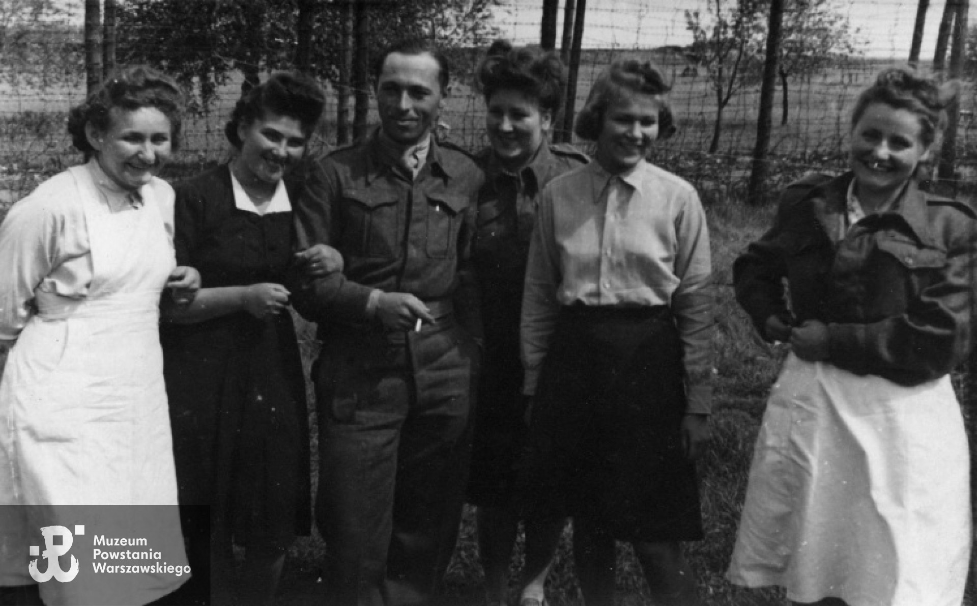 Amelia Draber stoi pierwsza od lewej. Druga od prawej Krystyna Szeligowska „Kira”, obok niej Maria Borowiecka „Myszka” - siostra Leny (III od prawej)