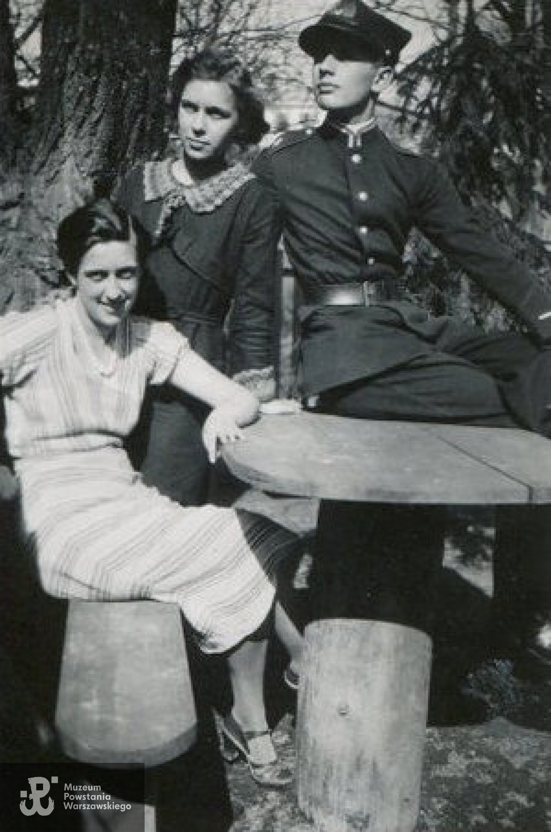 Wenancjusz Kukliński „Roman” z siostrami. Halina Kuklińska "Madelon" siedzi po lewej,  jasnej sukience. Fot. z archiwum rodzinnego Julitty Surmackiej  z d . Kuklińskiej.