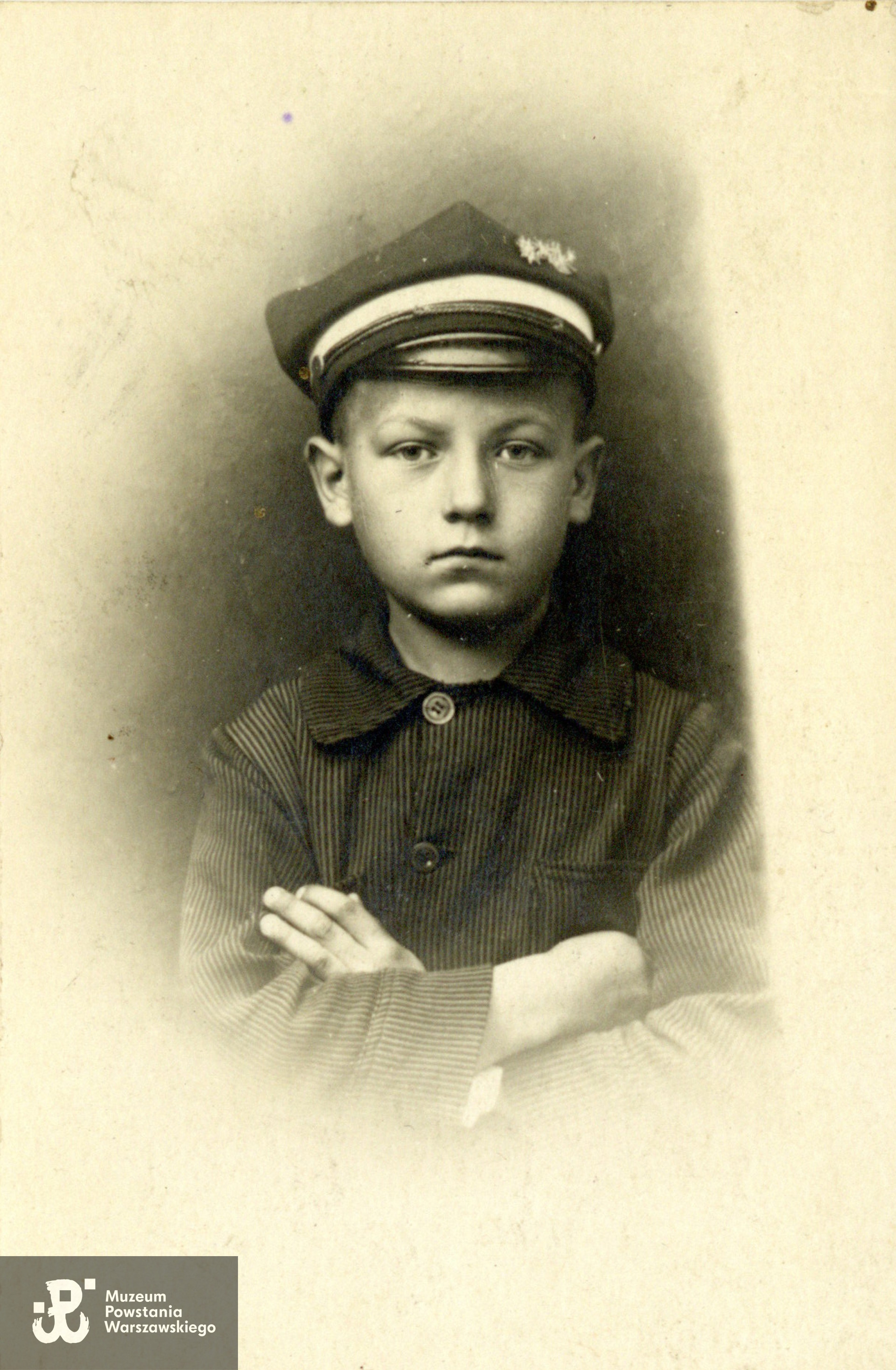 strz. Tadeusz Stanisław Jasieński ps. Stanisław (1921-1944). Fotografia ze zbiorów rodzinnych p. Pauliny Rastawieckiej udostępniona za pośrednictwem p. Elizy Pelc. Skan wykonano w Muzeum Powstania Warszawskiego w styczniu 2024