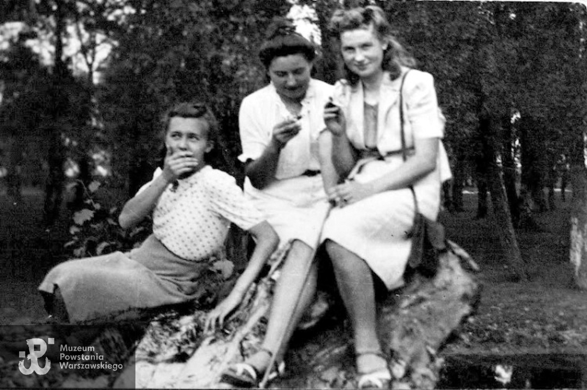 Marianna Bączkowska z koleżankami w czasie okupacji ( pierwsza od prawej) Fot. archiwum rodzinne Marianny Deczewskiej.