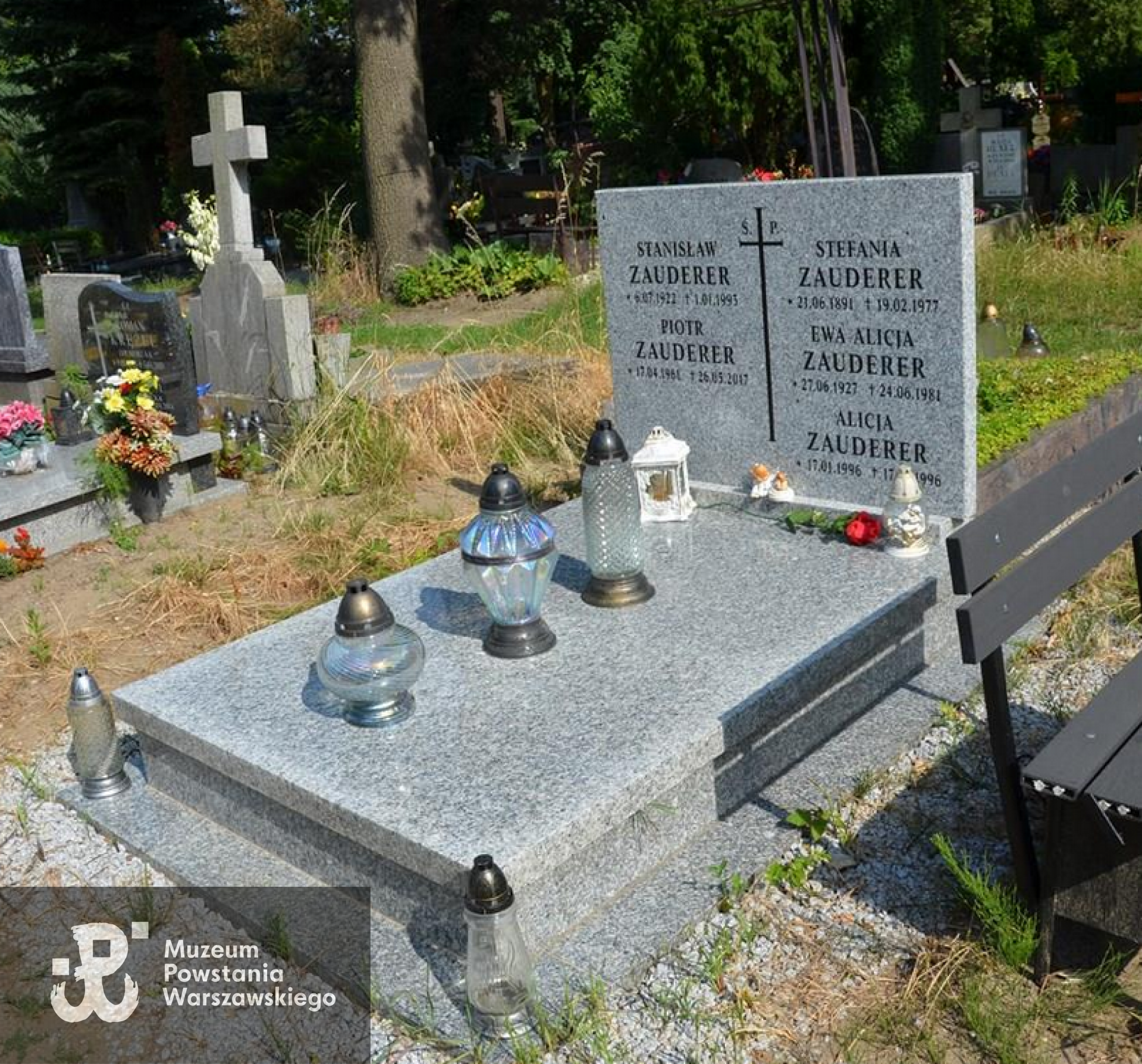 Cmentarz Parafialny św. Rodziny we Wrocławiu na Sępolnie, Sektor  9, rząd 11, miejsce 6, 6a