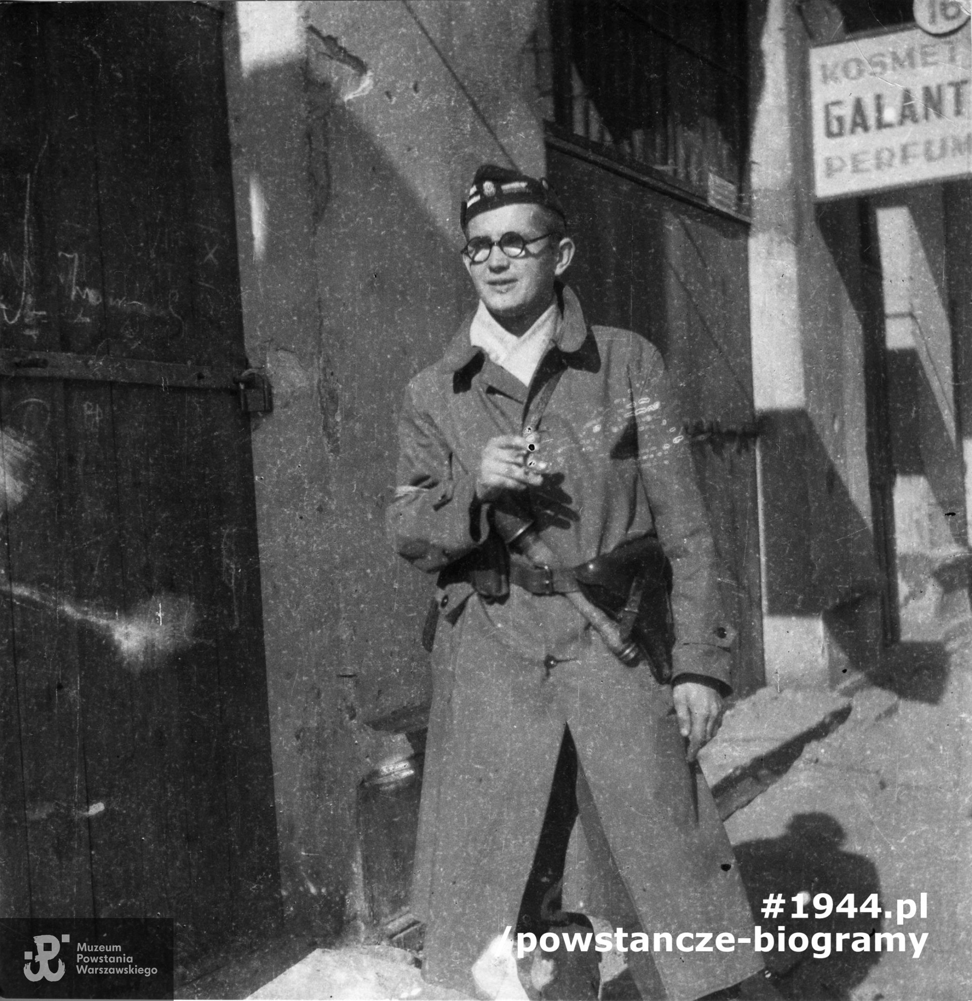 Marek Peszke  "Grey" - fotografia wykonana podczas Powstania Warszawskiego, ok. 20 września 1944 r.  Ze zbiorów Muzeum Powstania Warszawskiego, sygn. MPW-IP/2398. Autorem zdjęcia jest Wojciech Wyczański "Wojczan"