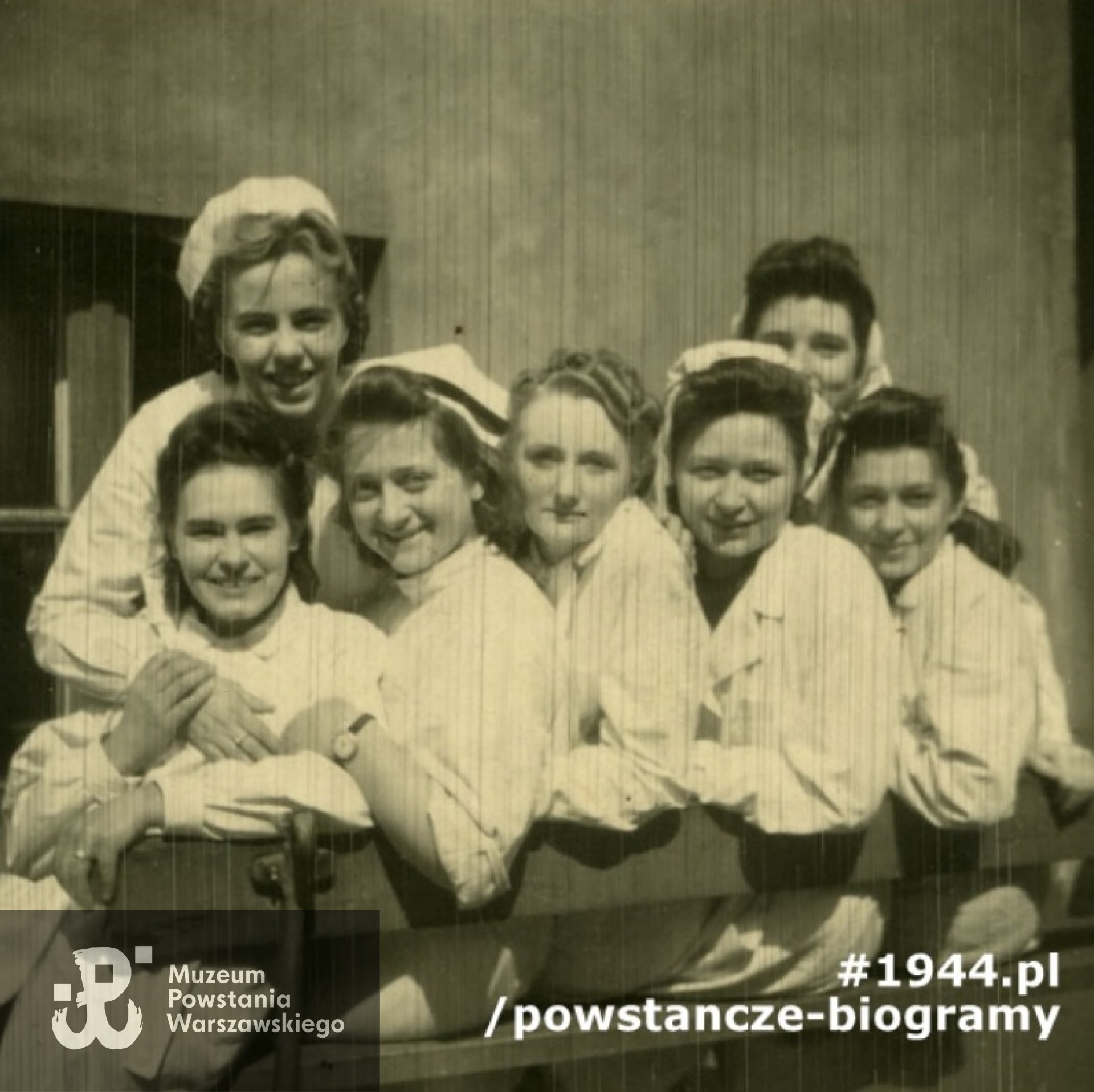 Zdjęcie grupy sanitarnej WSK na szkoleniu w Szpitalu Wolskim. Ambulatorium Chirurgii Urazowej  Szpitala Wolskiego, data na rewersie - 5 kwietnia 1944 roku. Pierwsza siedząca od lewej to dowódca patrolu sanit. z 3 batalionu - Helena Roszczyk ps. „Chinka”, druga - siostra Halina, przełożona Oddziału Chirurgii. Fot. ze zbiorów Muzeum Powstania Warszawskiego, sygn. P/3983, dar Stanisławy Domagalskiej. 