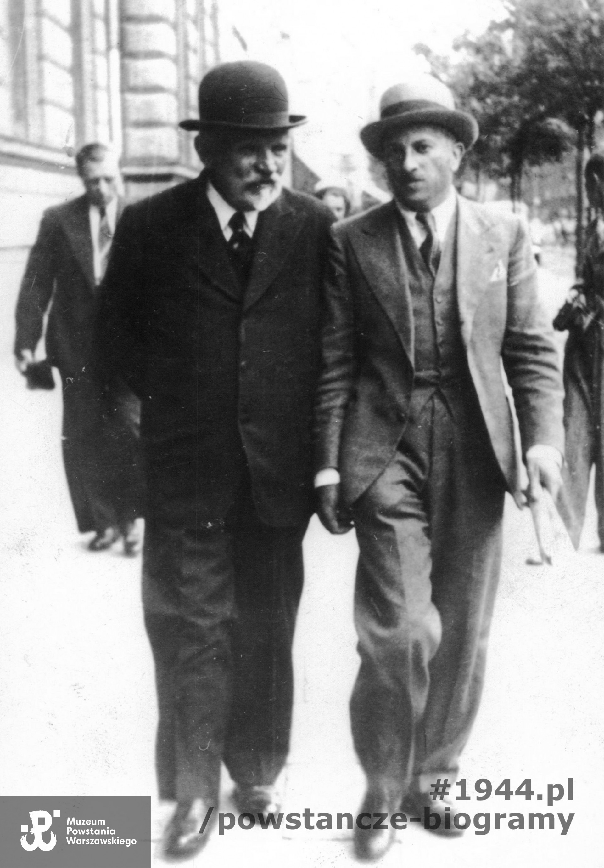 Warszawa, 1933 rok - od lewej Zenon Przesmycki ps. „Miriam”, „Jan Żagiel” i Zbigniew Zaniewicki. Fotografia wykonana na ulicy Mazowieckiej. Źródło  fot. <i>www.ipsb.nina.gov.pl</i>