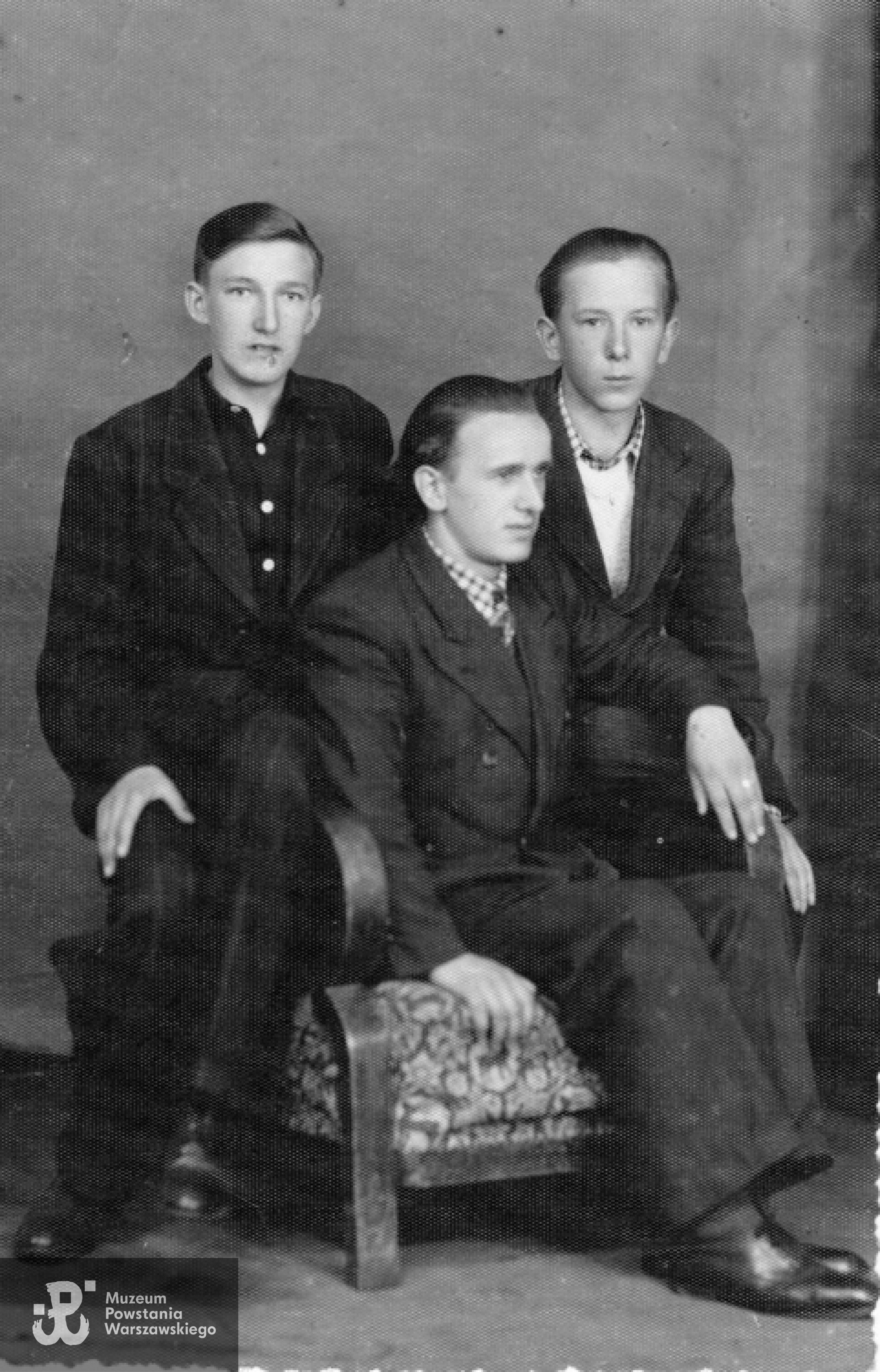 Od lewej siedzą: Wincenty, Aleksander i Adam Chabowscy - zdjęcie z 1948 roku