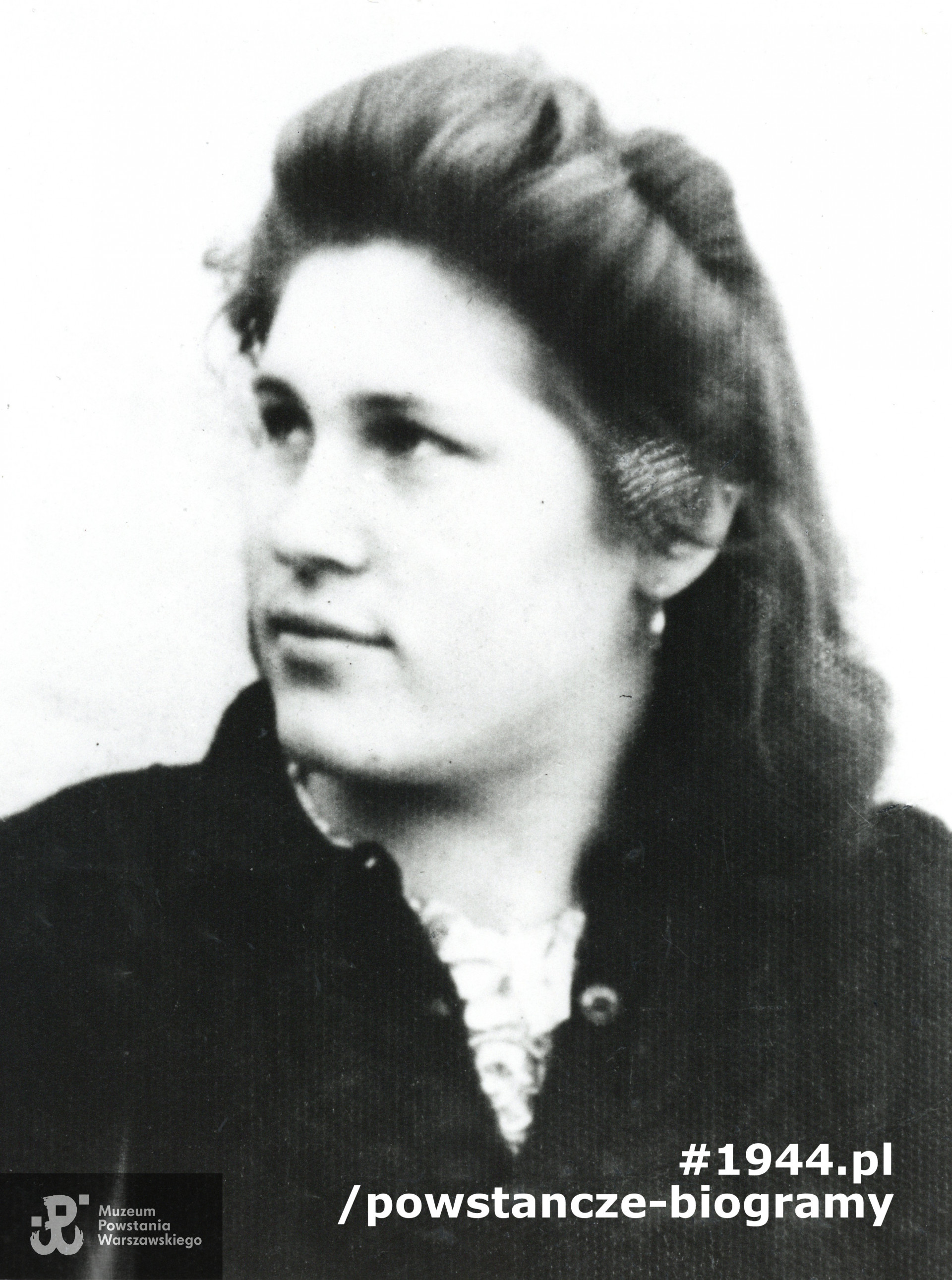 Łączniczka Halina Adamska - Ciężkiewicz „Jutrzenka” (1924-2010). Fotografia portretowa ze zbiorów Muzeum Powstania Warszawskiego, sygn. P/5813