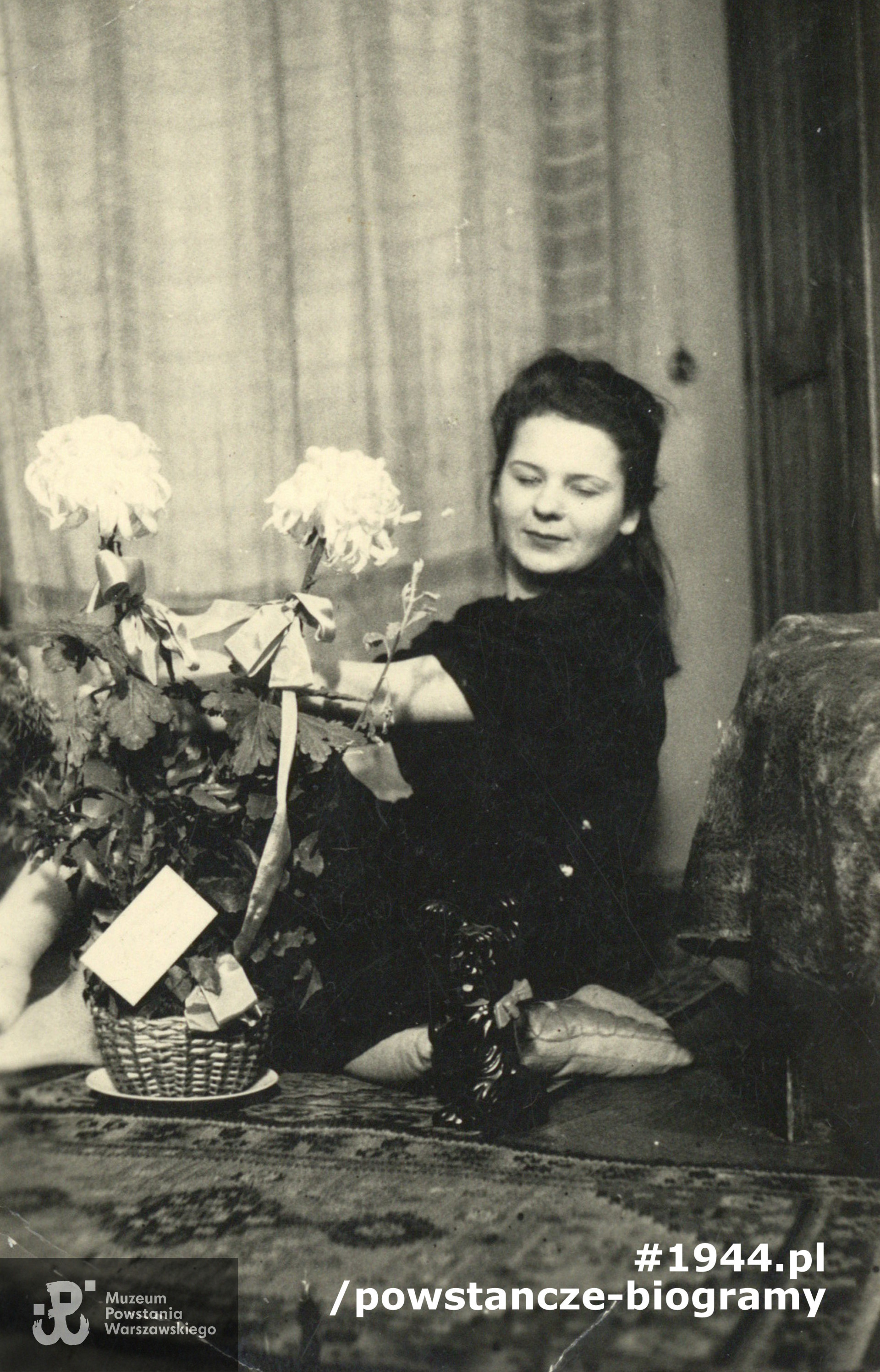 Halina - 18.10.1943 r. Fotografia wykonana w mieszkaniu w Warszawie. Fot. ze zbiorów Muzeum Powstania Warszawskiego, dar p. Barbary Ajnenkiel