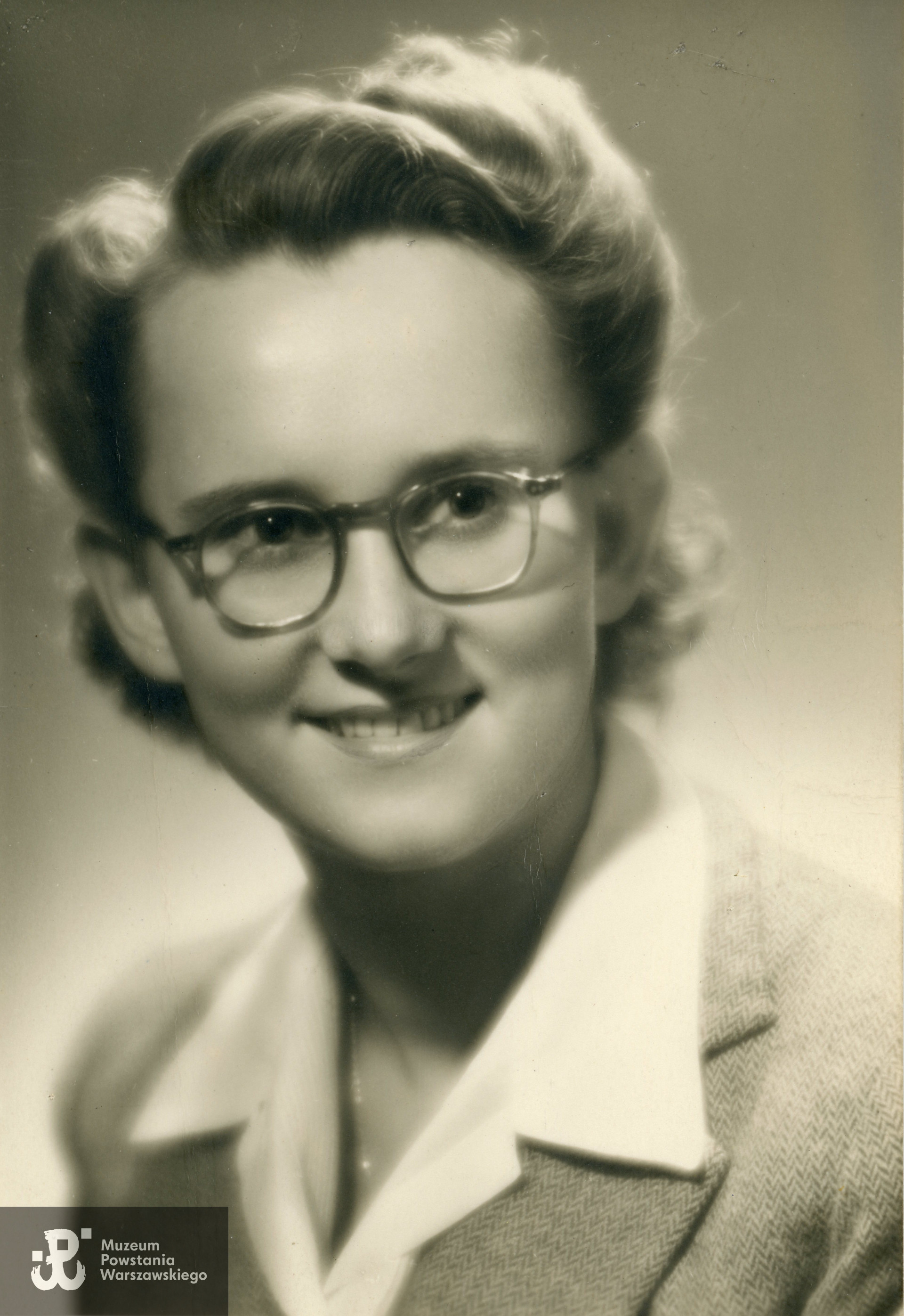 Jadwiga Dippel, Bolonia (wł. Bologna), 15.10.1946. Na rewersie dedykacja: <i>Kochanemu Wujciowi - nieznośna siostrzenica</i>. Fot. ze zbiorów rodzinnych, skan udostępnił p. Tadeusz Dippel