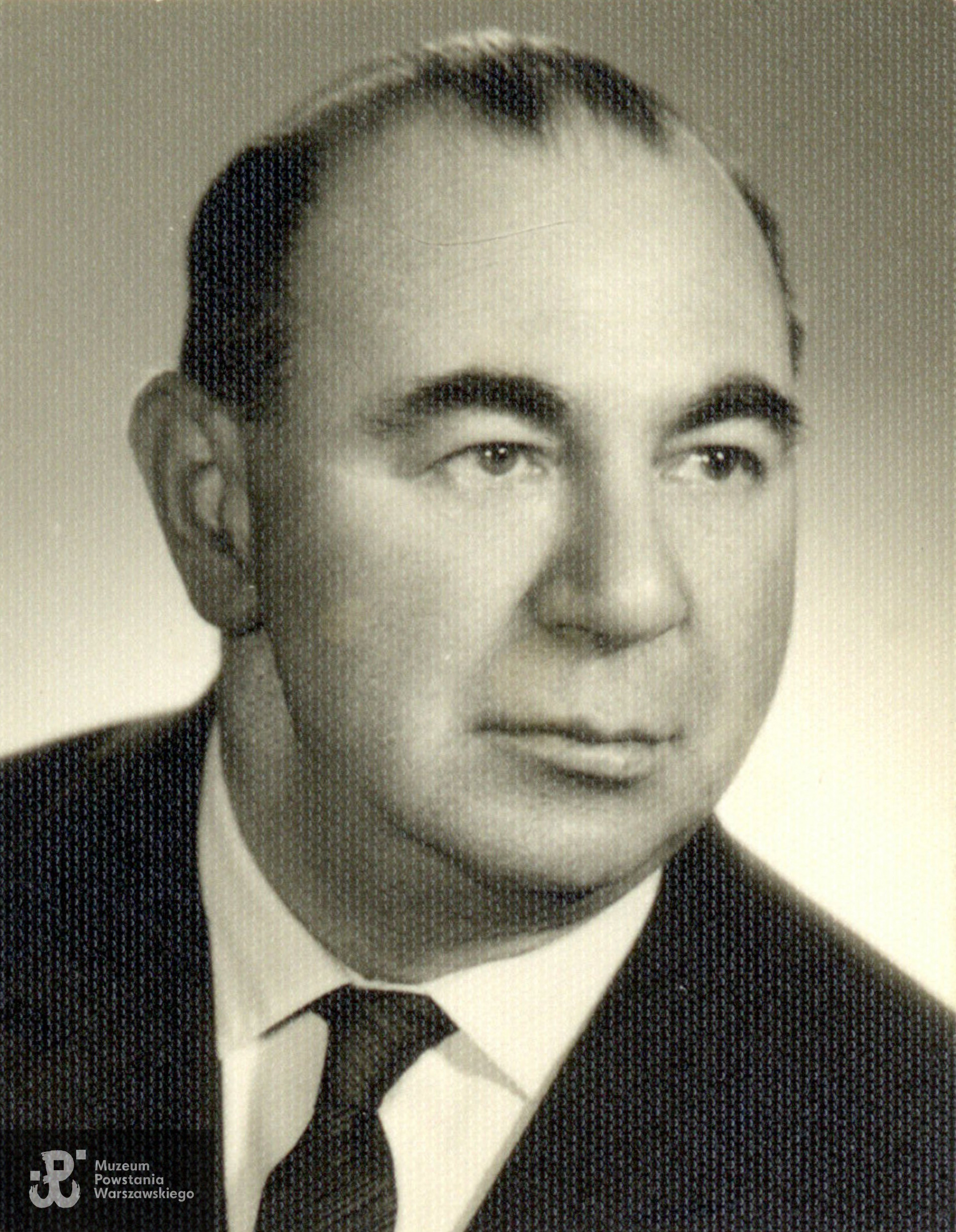 kpr. Henryk Józef Kostrzewski - fotografia powojenna. Fot. ze zbiorów rodzinnych, udostępnił p. Marcjan Murawski, skan wykonano w Muzeum Powstania Warszawskiego w grudniu 2023