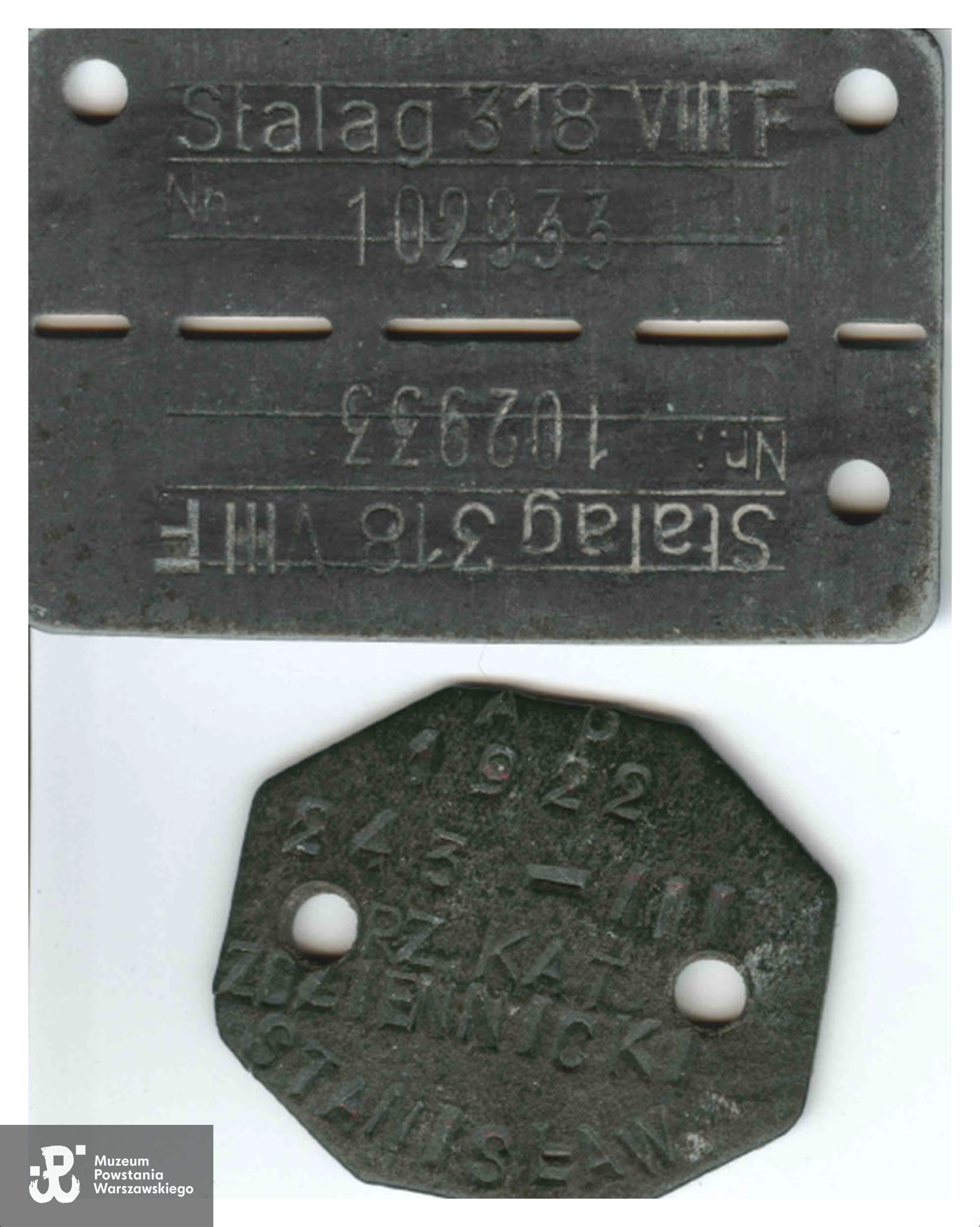 Nieśmiertelniki Stanisława Zdziennickiego, u góry nieśmiertelnik (blaszka jeniecka) ze Stalagu 318/VIII F (344) Lamsdorf, poniżej nieśmiertelnik brytyjski z okresu służby w PSZ na Zachodzie. Z archiwum rodzinnego p. Pawła Zdziennickiego