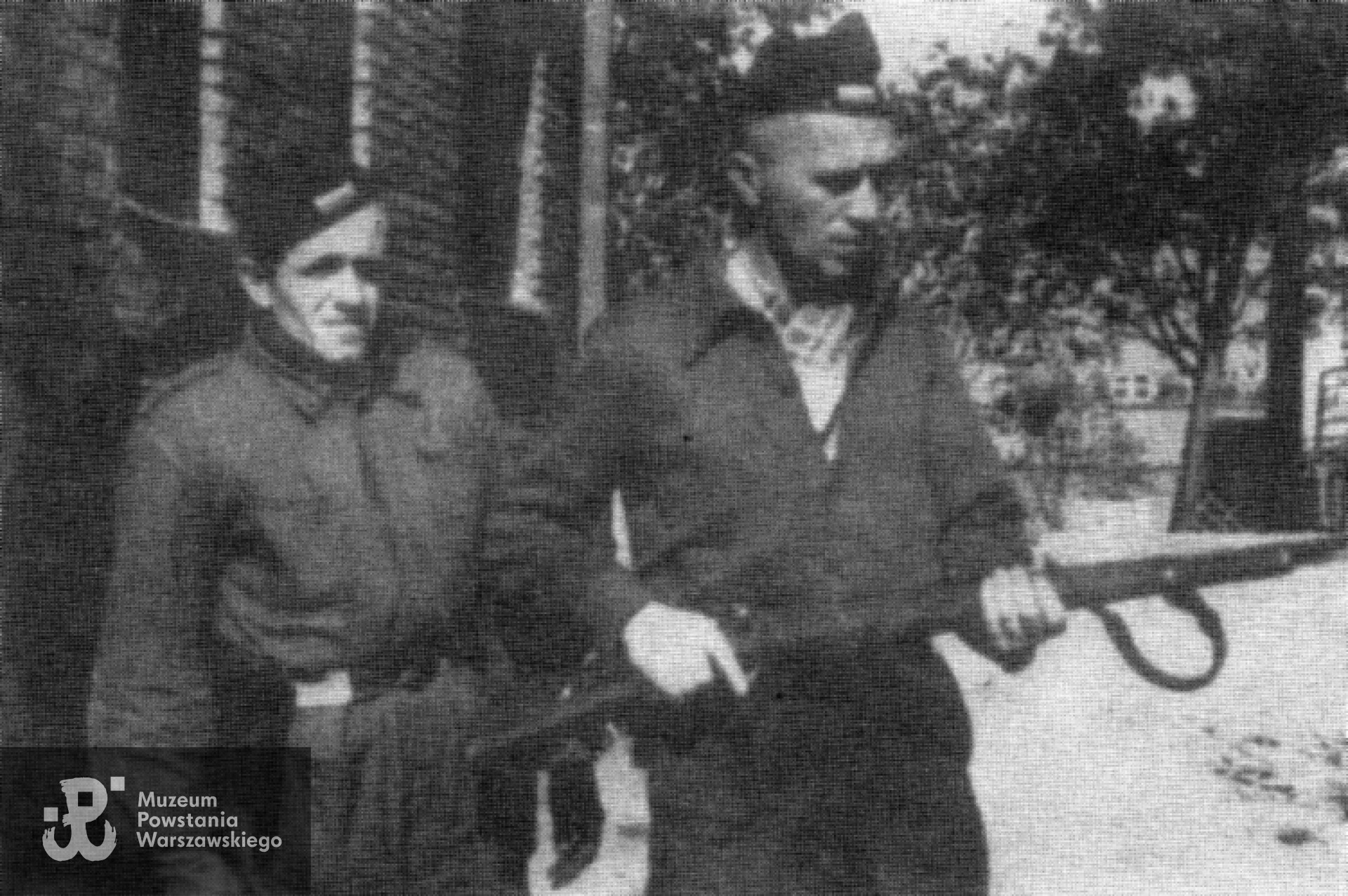 Plut. ''Prusak" prowadzi wykład wyszkolenia strzeleckiego. Obok strz.,,Tobruk" - kompania 03. Ze zbiorów Marcina Pawlaka