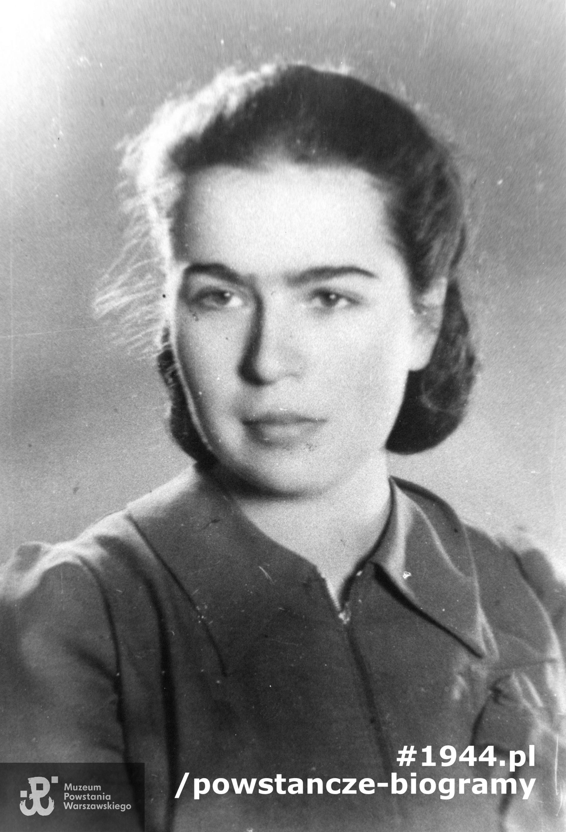 Maria Sawicz "Sawa" (1923-1944). Zdjęcie z okresu okupacji. Ze zbiorów Muzeum Powstania Warszawskiego, sygn. MPW-IH/1240, ujęcie tożsame MPW-zbiory P/7865/13