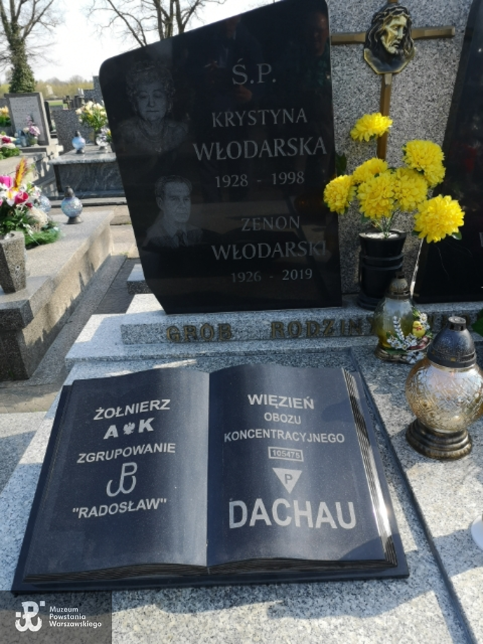 Cmentarz w Rokitnie koło Warszawy. Mogiła, w której pochowany jest p. Zenon Włodarski „Felek”, zaprojektowana za życia przez niego samego. Zdjęcie udostępniła p. Agnieszka Borkowska