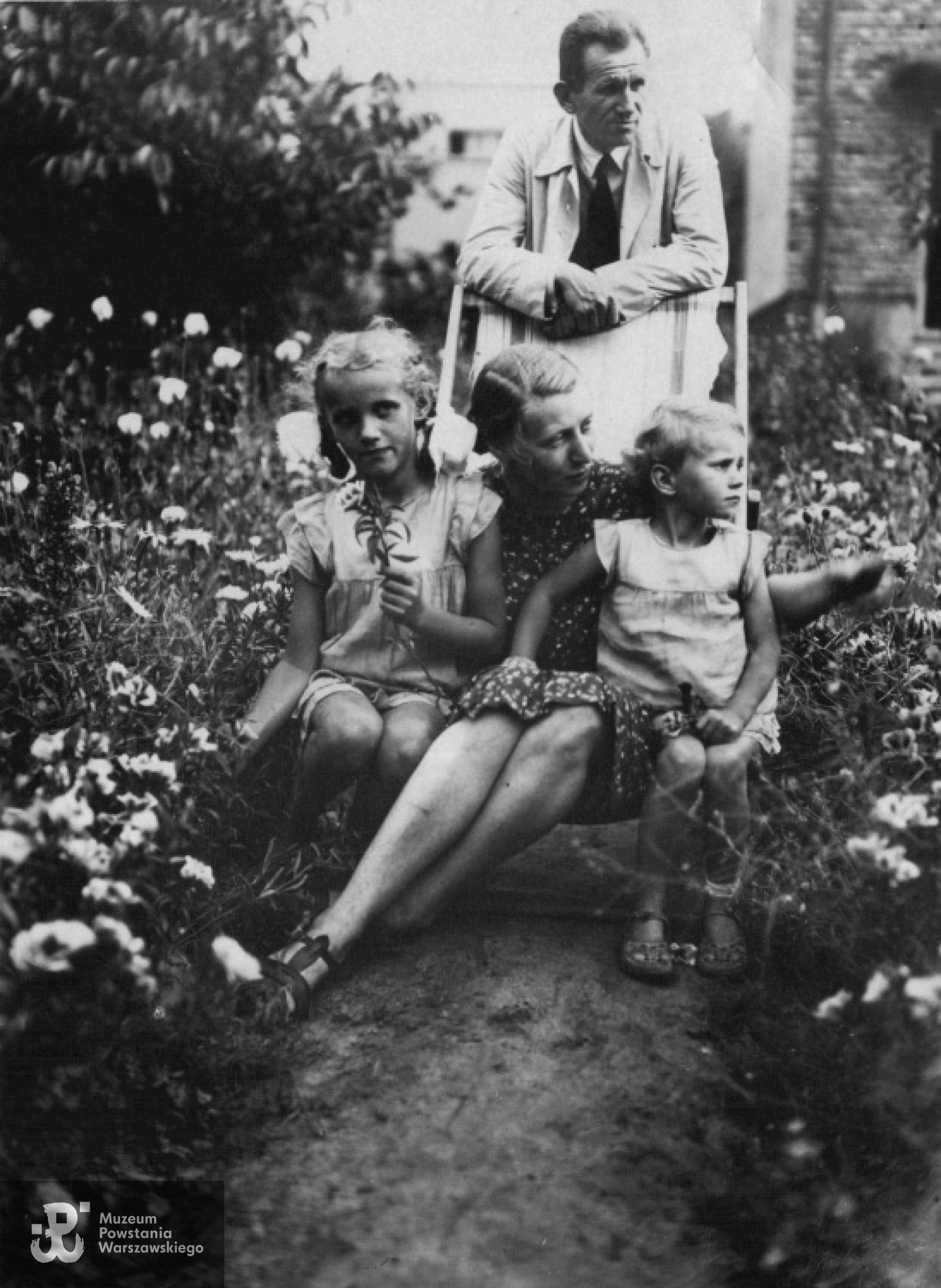 Stefan Piotrowski z żoną Jadwigą i córkami - 10.06.1942 r. Fotografia ze zbiorów rodzinnych, skan udostępnił p. Piotr Surma, wnuk Powstańca