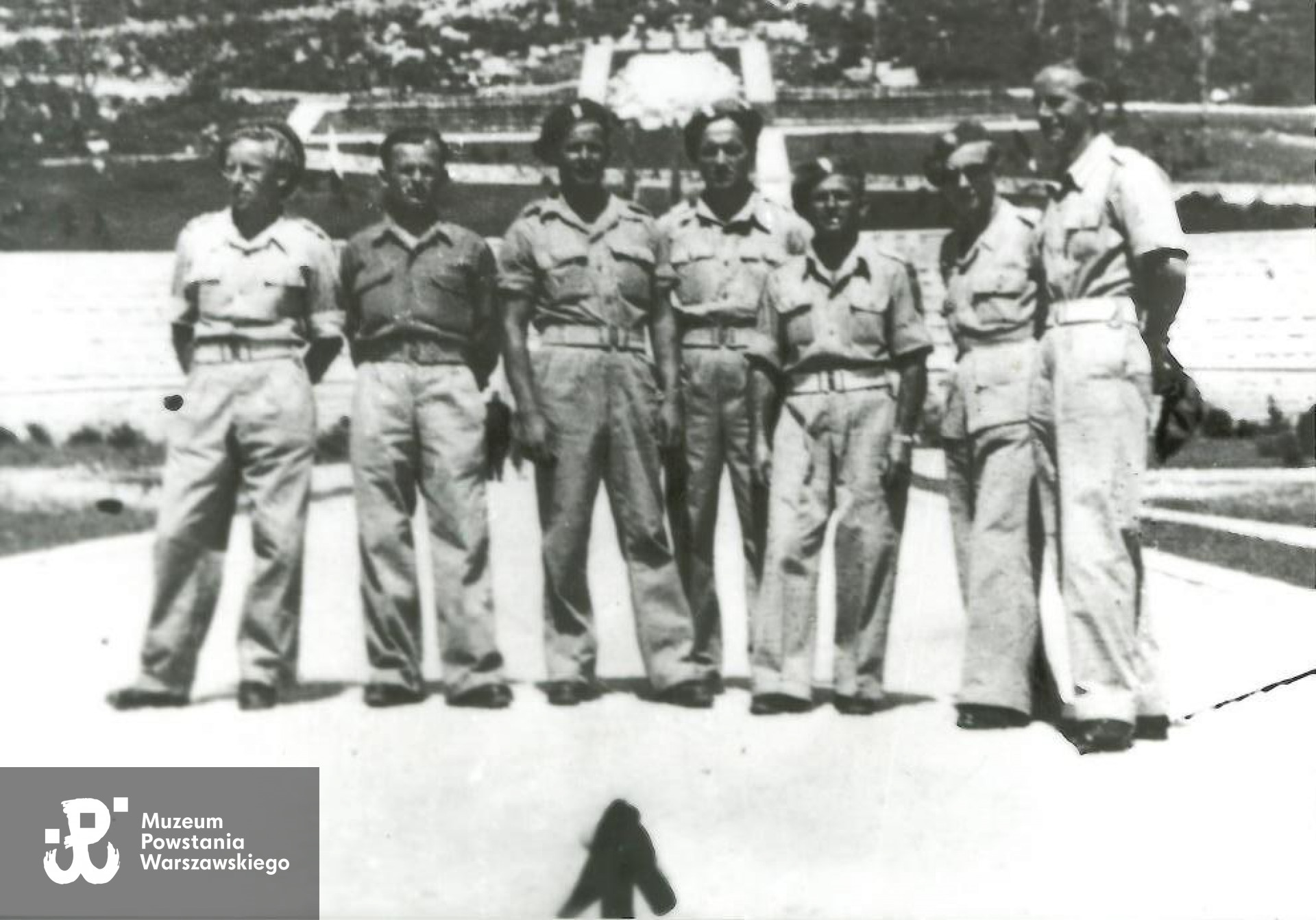 Stanisław Dutkiewicz oznaczony strzałką. Zdjęcie z polskiego cmentarza wojennego w Monte Cassino - rok 1945