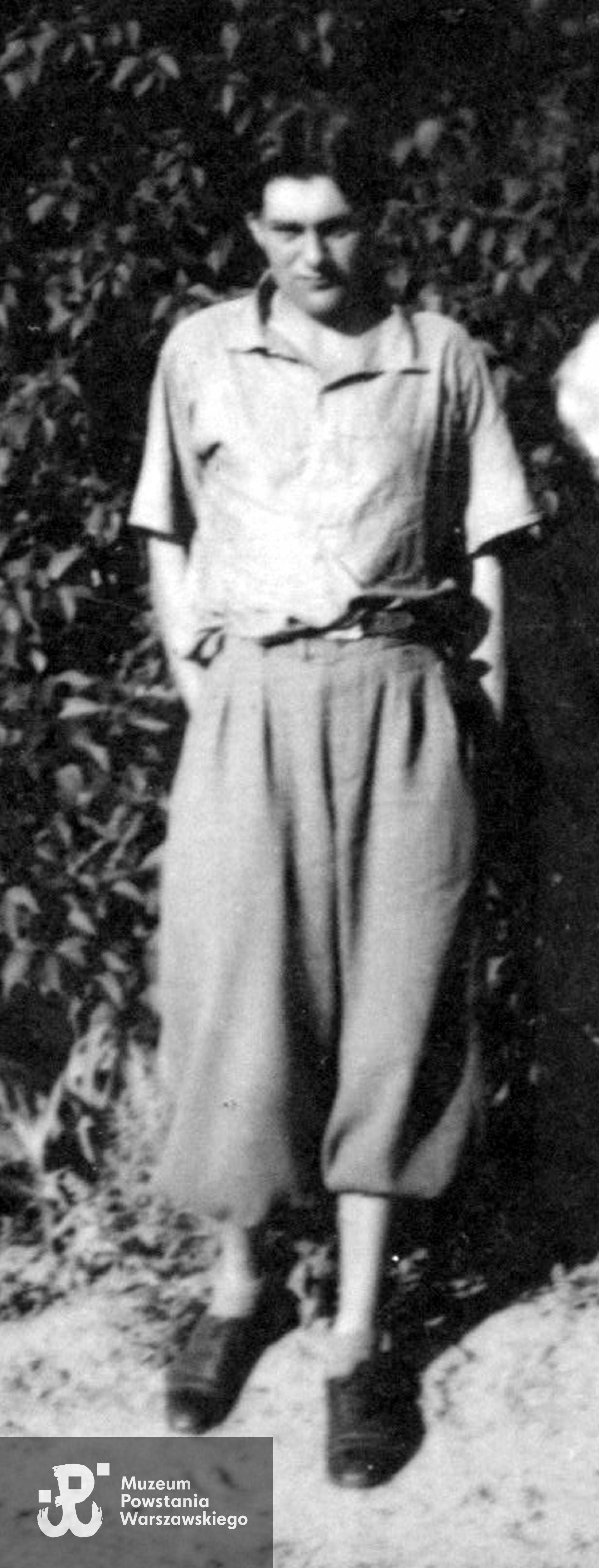 Powiększony fragment szerszego ujęcia. Ze zbiorów Muzeum Powstania Warszawskiego - materiały Jana Rockiego