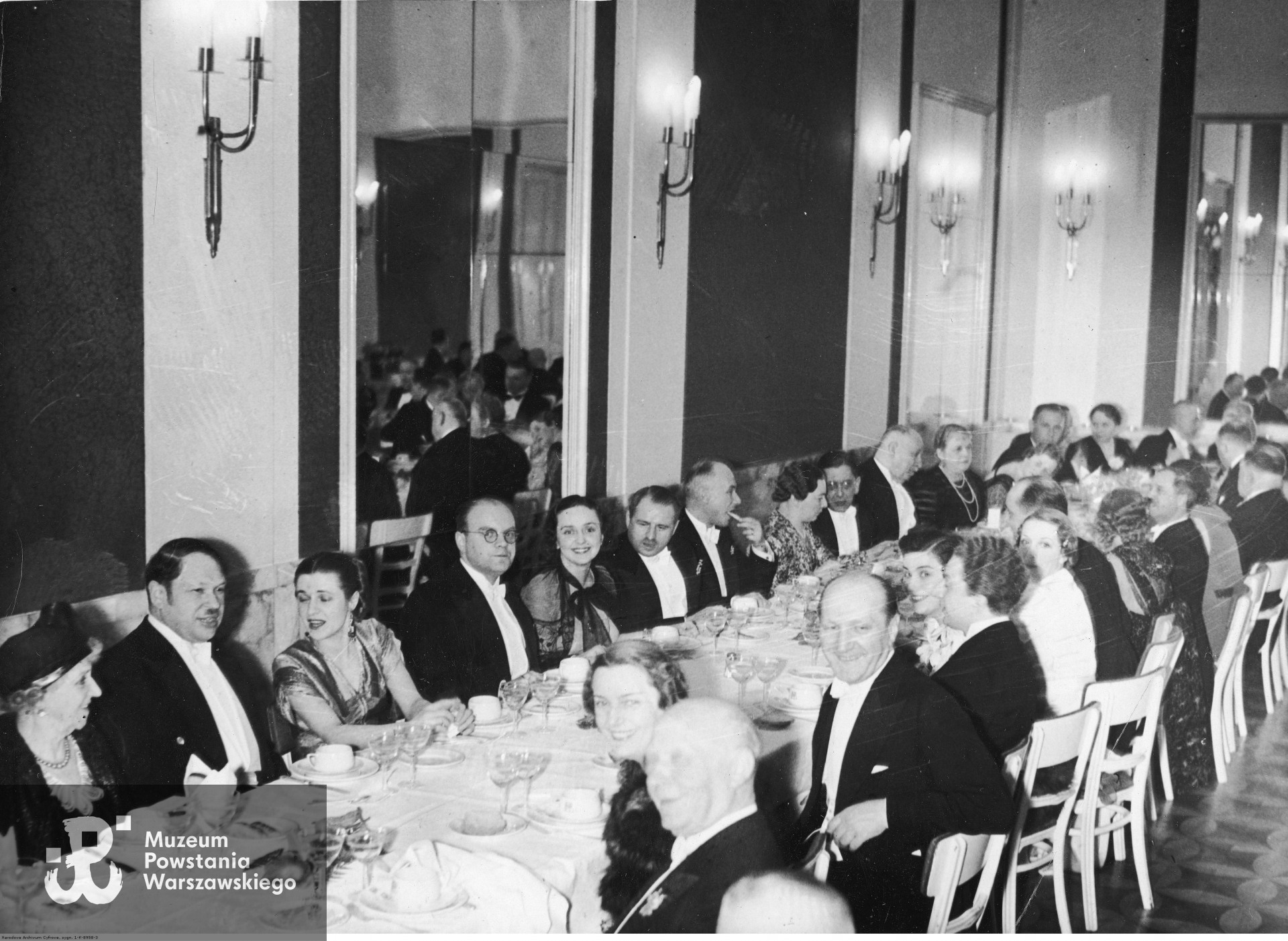 25 marca 1938 roku - jubileusz 30 lecia pracy scenicznej Antoniego Różyckiego odbywającym się w  Hotelu Bristol w Warszawie.  Siedzą pod ścianą: reżyser Wilam Horzyca (2. z lewej), aktorka Irena Wasiutyńska (3. z lewej), naczelnik Wydziału Sztuki w Ministerstwie Wyznań Religijnych i Oświecenia Publicznego Władysław Zawistowski, aktorka Zofia Lindorfówna (5. z lewej), prezydent Warszawy Stefan Starzyński (6. z lewej), jubilat Antoni Różycki (7. z lewej), Paulina Starzyńska (8. z lewej), pisarz Juliusz Kaden-Bandrowski (9. z lewej). Fot. ze zbiorów Narodowego Archiwum Cyfrowego <i> www.audiovis.nac.gov.pl</i> - Koncern Ilustrowany Kurier Codzienny - Archiwum Ilustracji