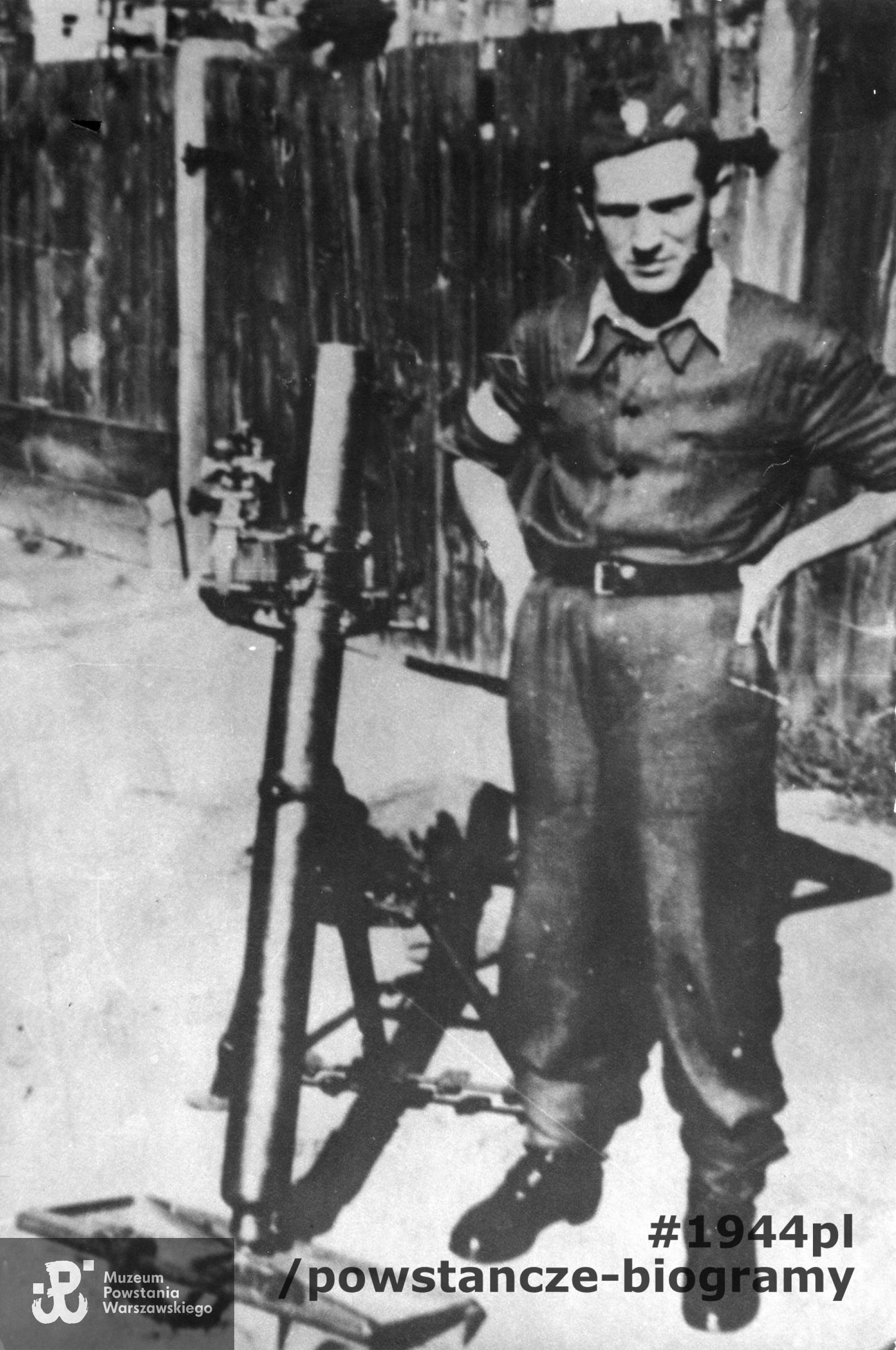 Fotografia z Powstania Warszawskiego Powiśle, ul. Topiel. Strzelec Henryk Gecow "Klin" przy moździerzu Stokesa, ustawionym przy skrzyżowaniu ulicy Zajęczej i Topiel. W tle budynek Topiel 6. Fot. ze zbiorów Muzeum Powstania Warszawskiego, sygn. MPW-IK/1506, zbiór Stanisława Kopfa