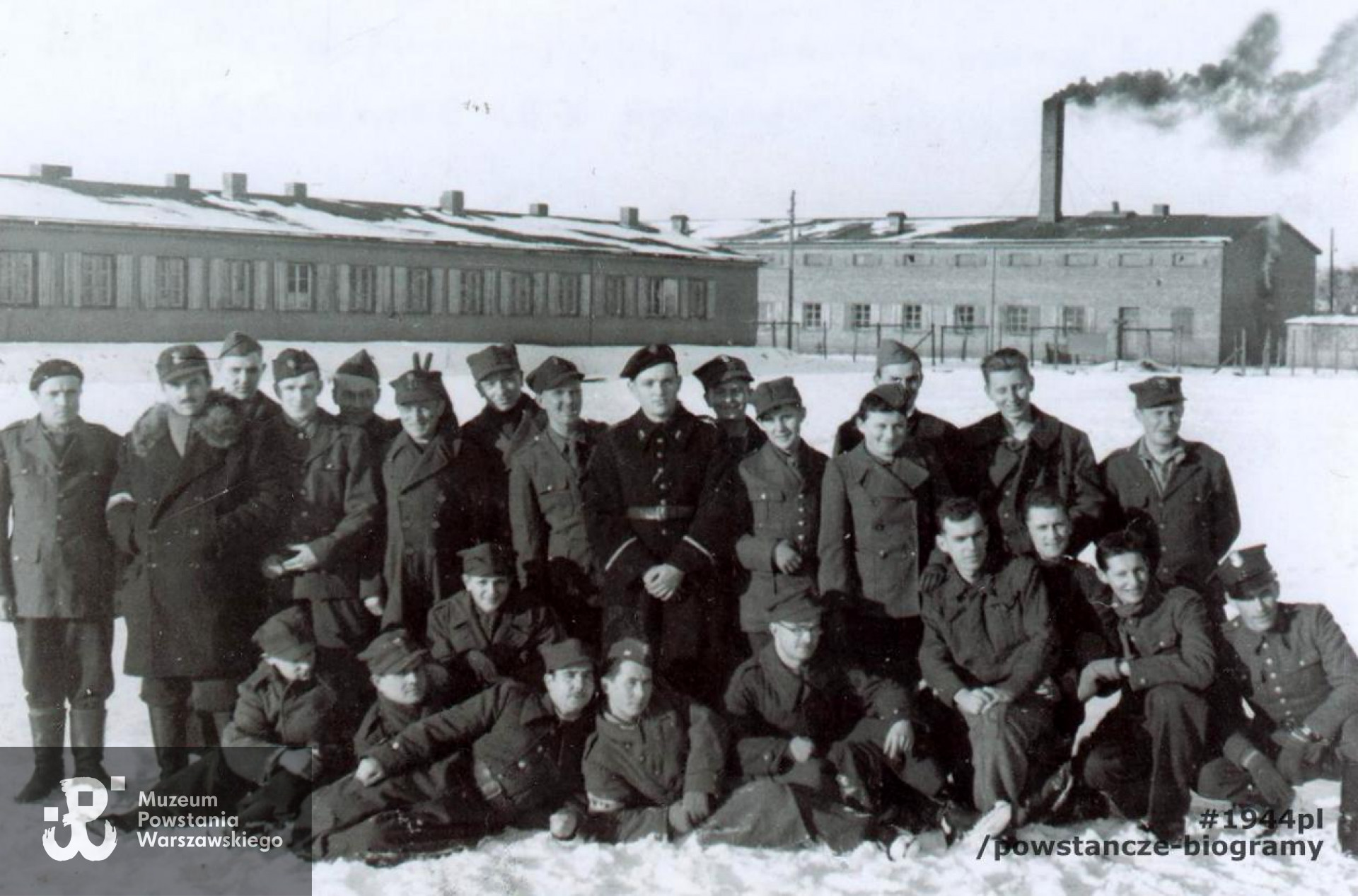 Szpital jeńców wojennych usytuowany 1,5 km od Stalagu X-B Sandbostel. Fotografia przedstawia grupę Powstańców Warszawskich. Zdjęcie wykonano pod koniec stycznia 1945 roku. Skan: materiały do Słownika Uczestników PW - zasób Pokoju Kombatanta MPW