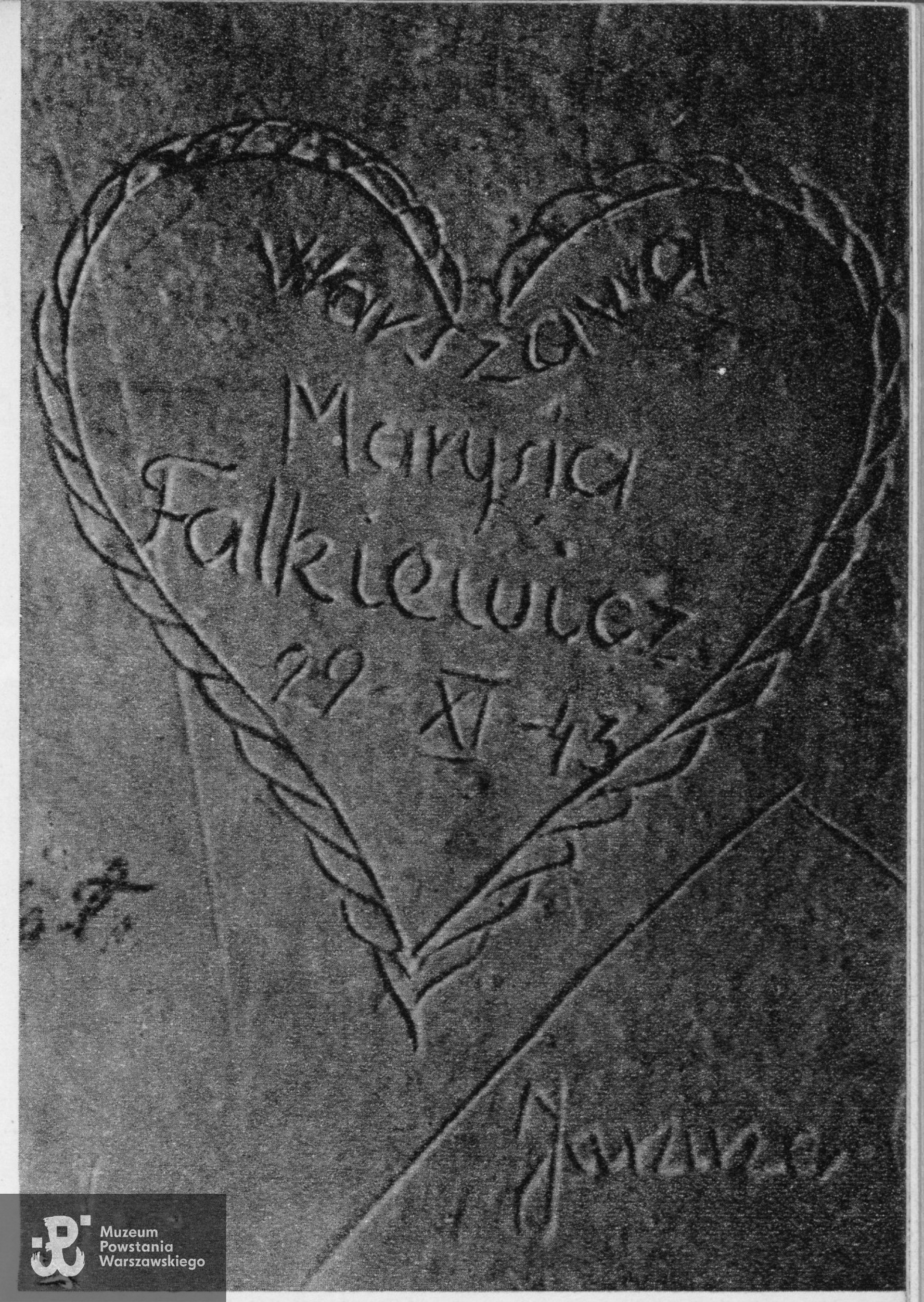 Napis na murze wydrapany przez Marię, kiedy przebywała w celach  willi „Palace” przy ulicy Chałubińskiego 7 w Zakopanem po aresztowaniu na Podhalu w 1943 roku.