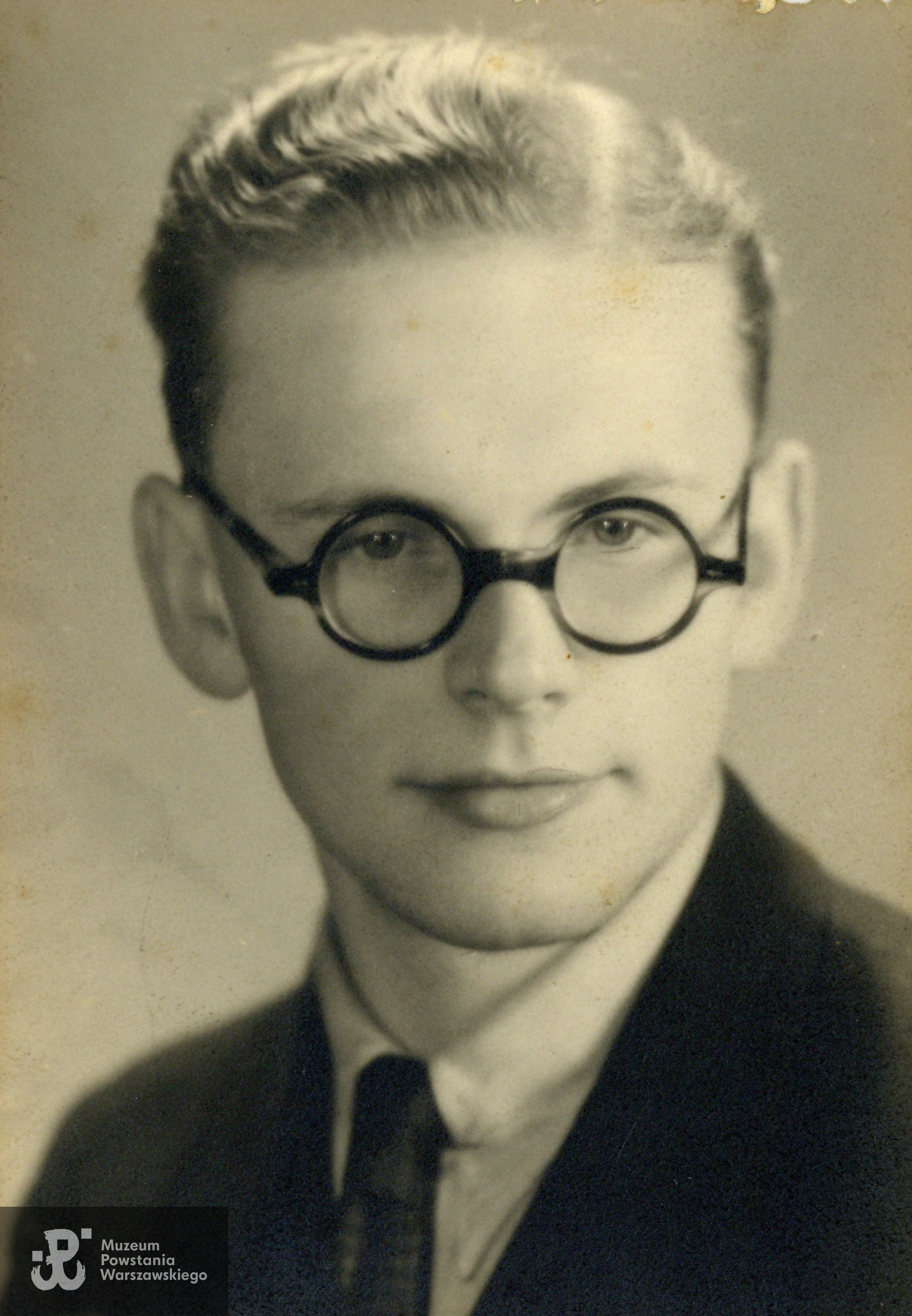 strz. Stanisław Marian Poławski "Wróbel" (1920-1967). Fot. z archiwum rodzinnego p. Pawła Poławskiego. Skan wykonano w Muzeum Powstania Warszawskiego w grudniu 2023. 