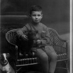 Ryszard Owsiany - początek lat 30. Zdjęcie ze zbiorów rodziny Zeidlerów, udostępnione przez Mirosława Zeidlera, (oprac. Jacek Paluchowski)