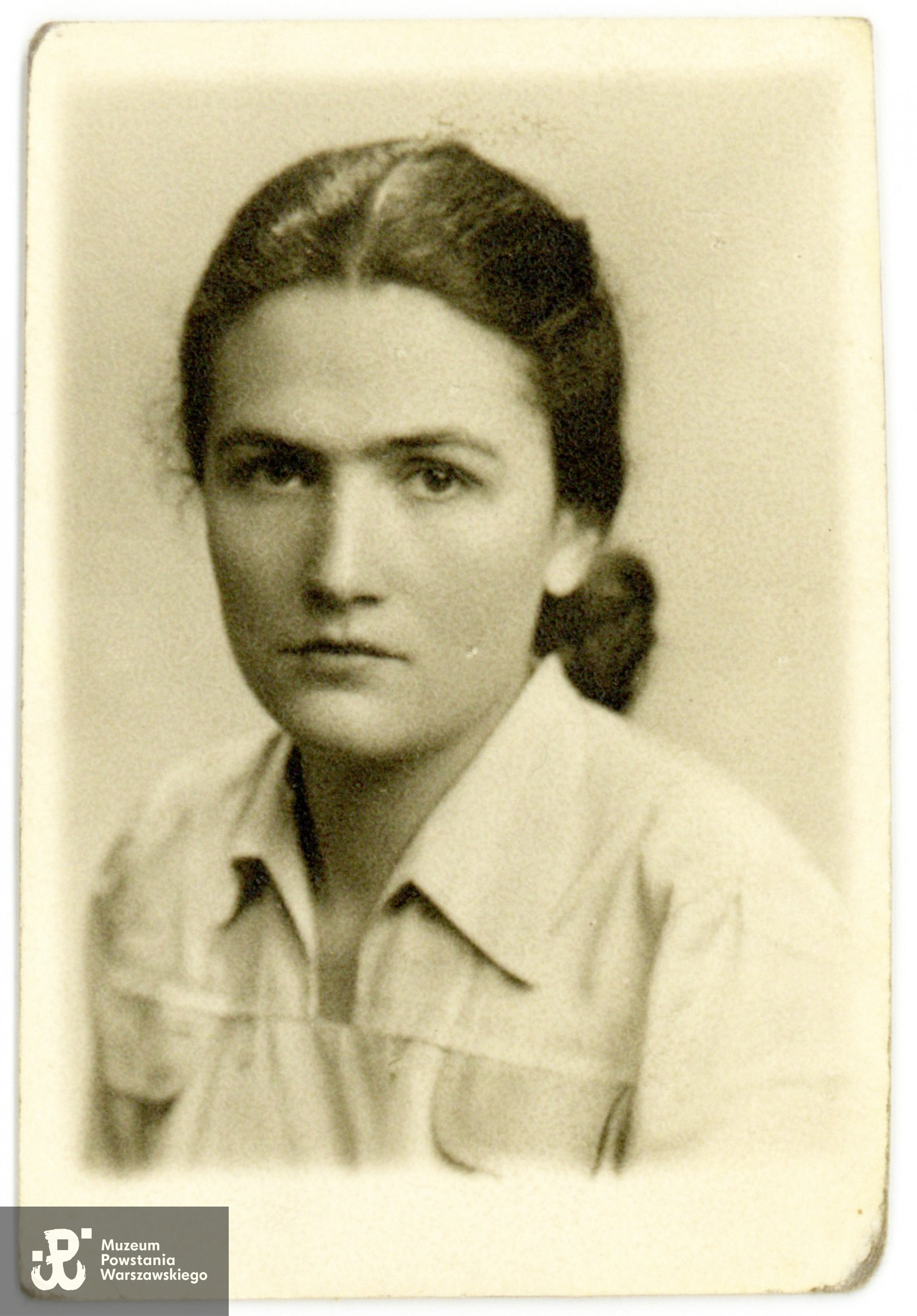 Ze zbiorów Pani Teresy Neuman, do wykonania kopii udostępnił p. Wojciech Fudala, wnuk Teresy Wandy Neuman z d. Rose. Skany wykonano w Muzeum Powstania Warszawskiego w maju 2023 r.