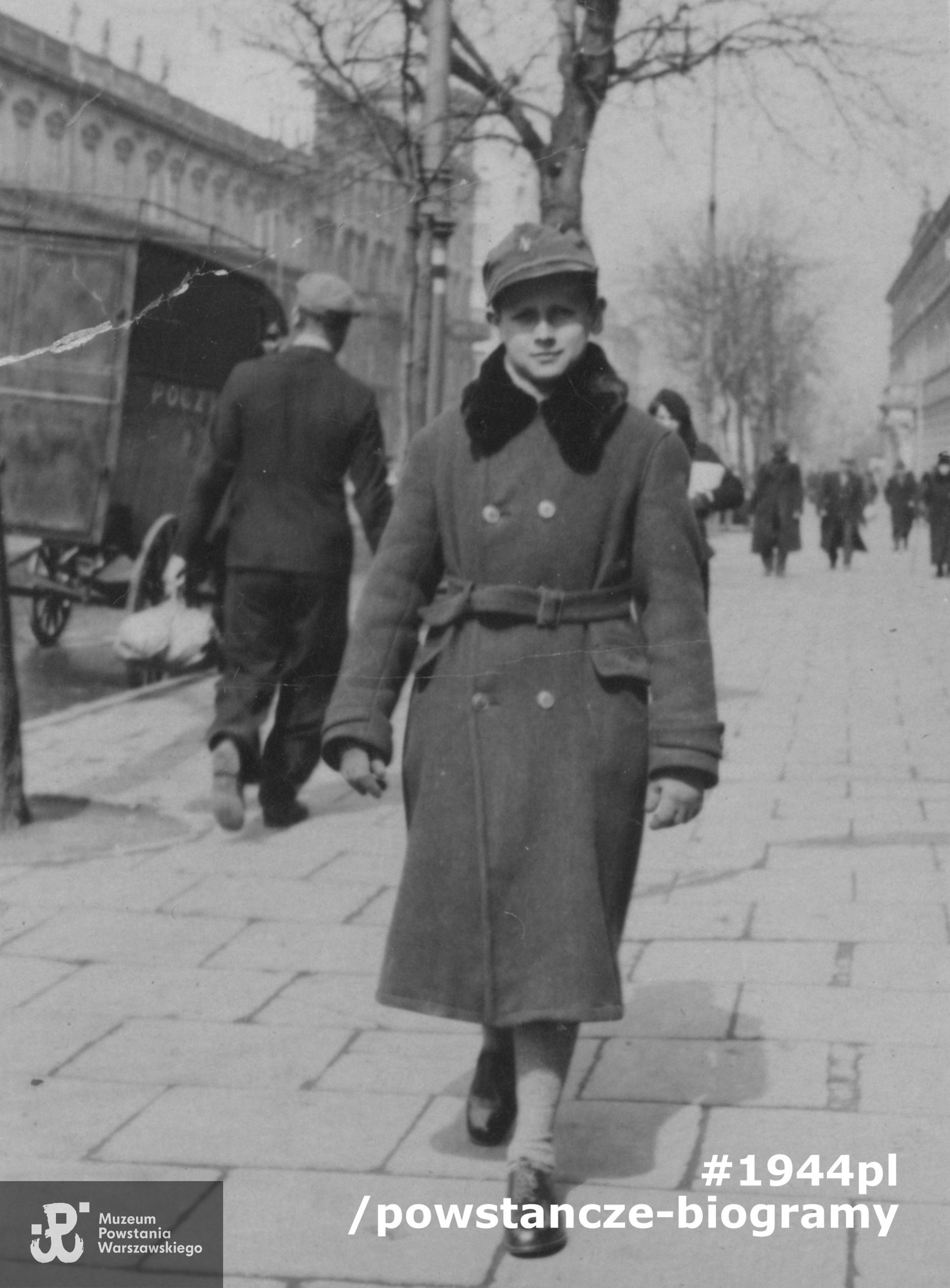 Zdjęcie z lat 30-tych XX w. wykonane w Warszawie  na Krakowskim Przedmieściu na wysokości bramy Bramy Głównej Uniwersytetu Warszawskiego (ul. Krakowskie Przedmieście 26/28). Fot. z archiwum rodzinnego, udostępnił p. Leszek Przybylski