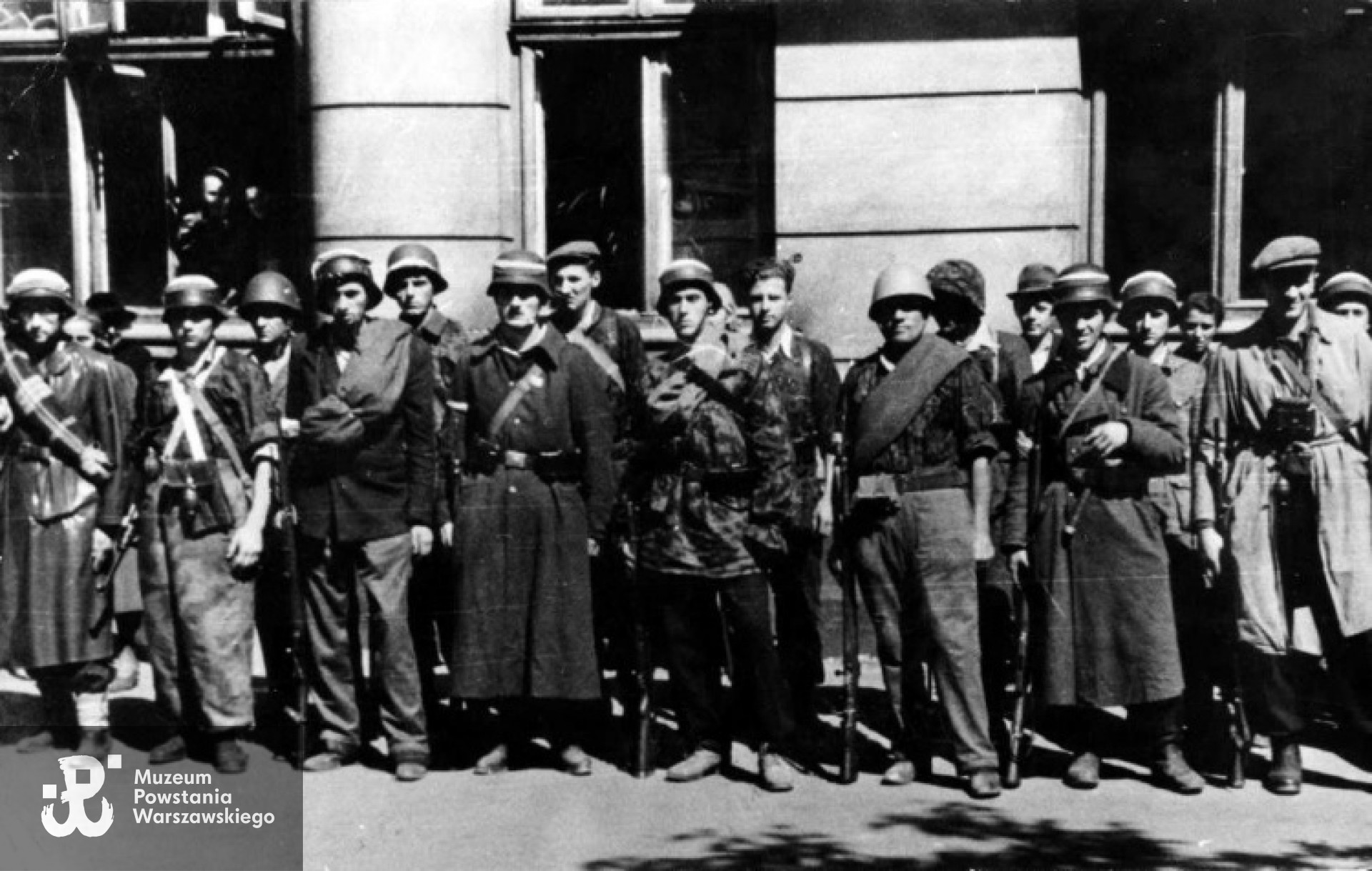 Kompania  "Janusza" . W drugim rzędzie po środku zaznaczony kropką żołnierz niemiecki - dezerter, walczący w szeregach powstańczych, który w ostatnich dniach walk uratował jednego z kolegów p. Marii. Zdjęcie z archiwum Marii Czapskiej-Pajzderskiej.