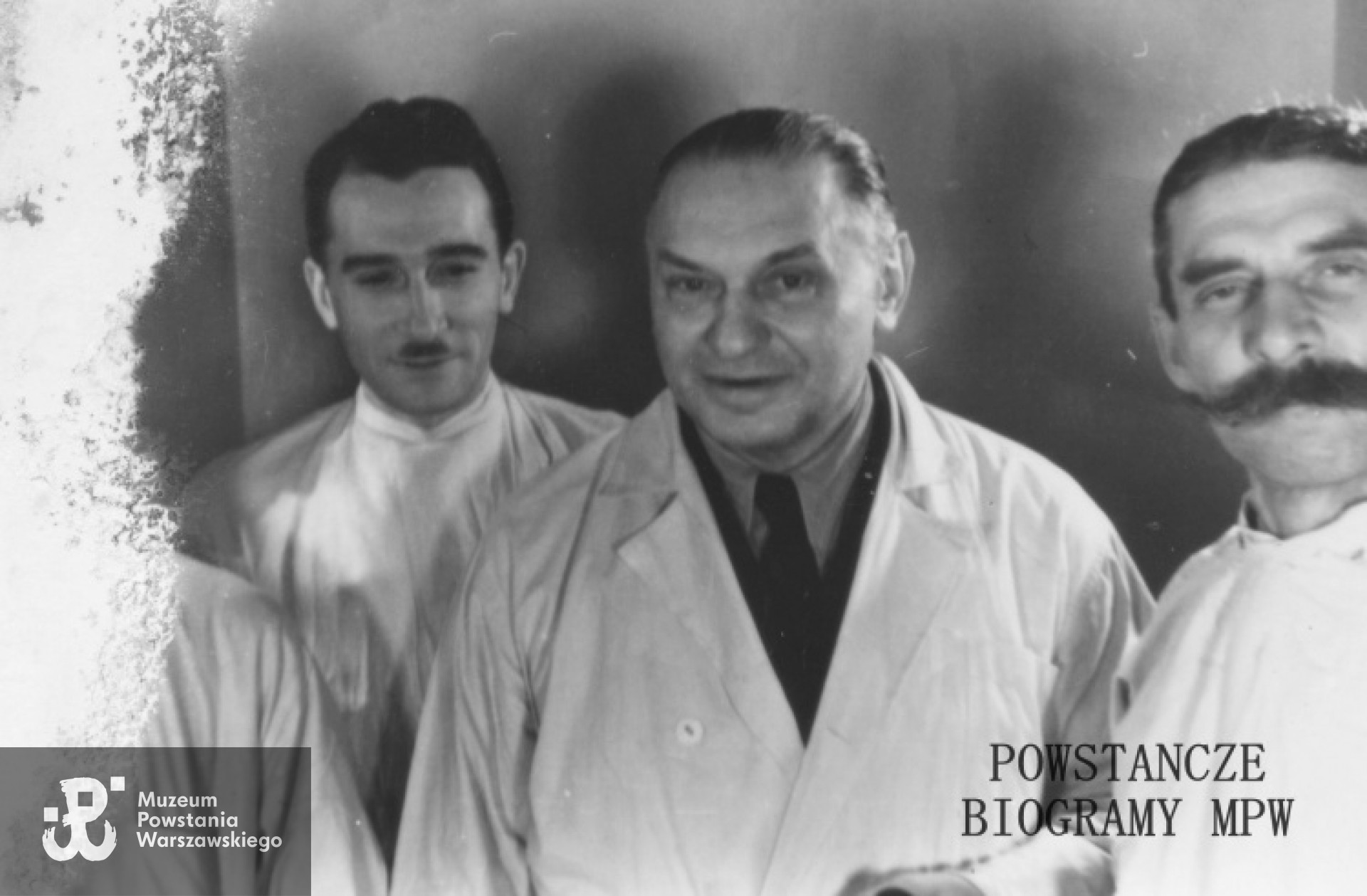 11.12.1943. Warszawa Szpital Ujazdowski. Oddział VII B. Na zdjęciu personel szpitala, dr Felicjan Guda-Wołkowiński stoi pierwszy z prawej strony. Ze zbiorów Muzeum Powstania Warszawskiego, sygn. P/5482