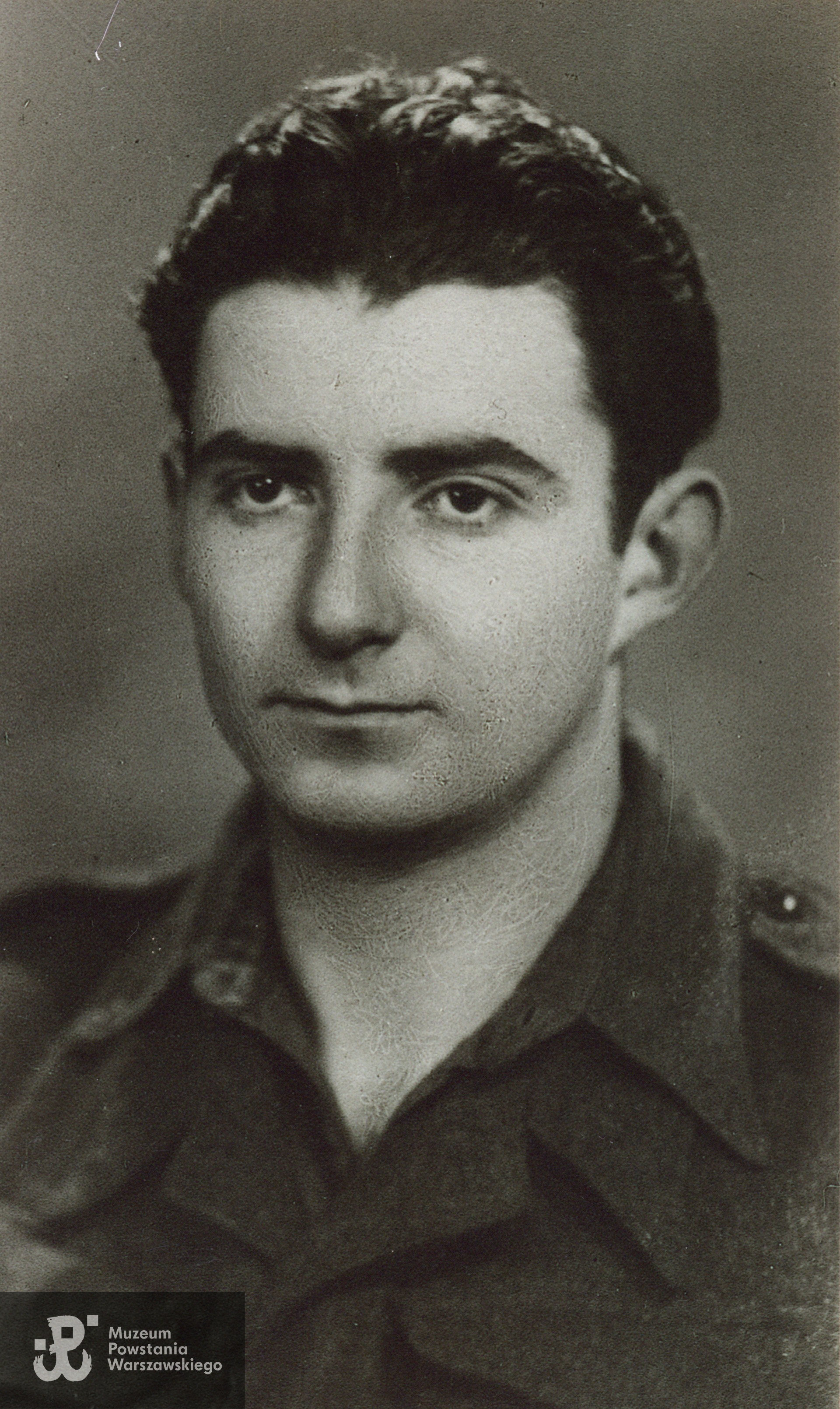 Jakub Tomasz Nowakowski „Tomek” „Tomasz” -  fotografia powojenna, 1947 rok. Fot. ze zbiorów Muzeum Powstania Warszawskiego - Teczki personalne uczestników Powstania Warszawskiego, zasób Pokoju Kombatanta MPW, przeniesiona do zasobu: P/9790/23