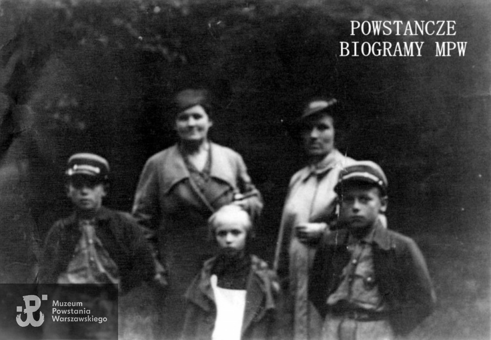 Warszawa, 1938 rok. Marianna Zywert z d. Gilewska z matką i dziećmi. Janusz Konstanty Zywert "Rogala" stoi na zdjęciu pierwszy z prawej. Fot. z archiwum rodzinnego